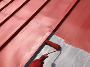 屋根の錆止めを塗っている写真