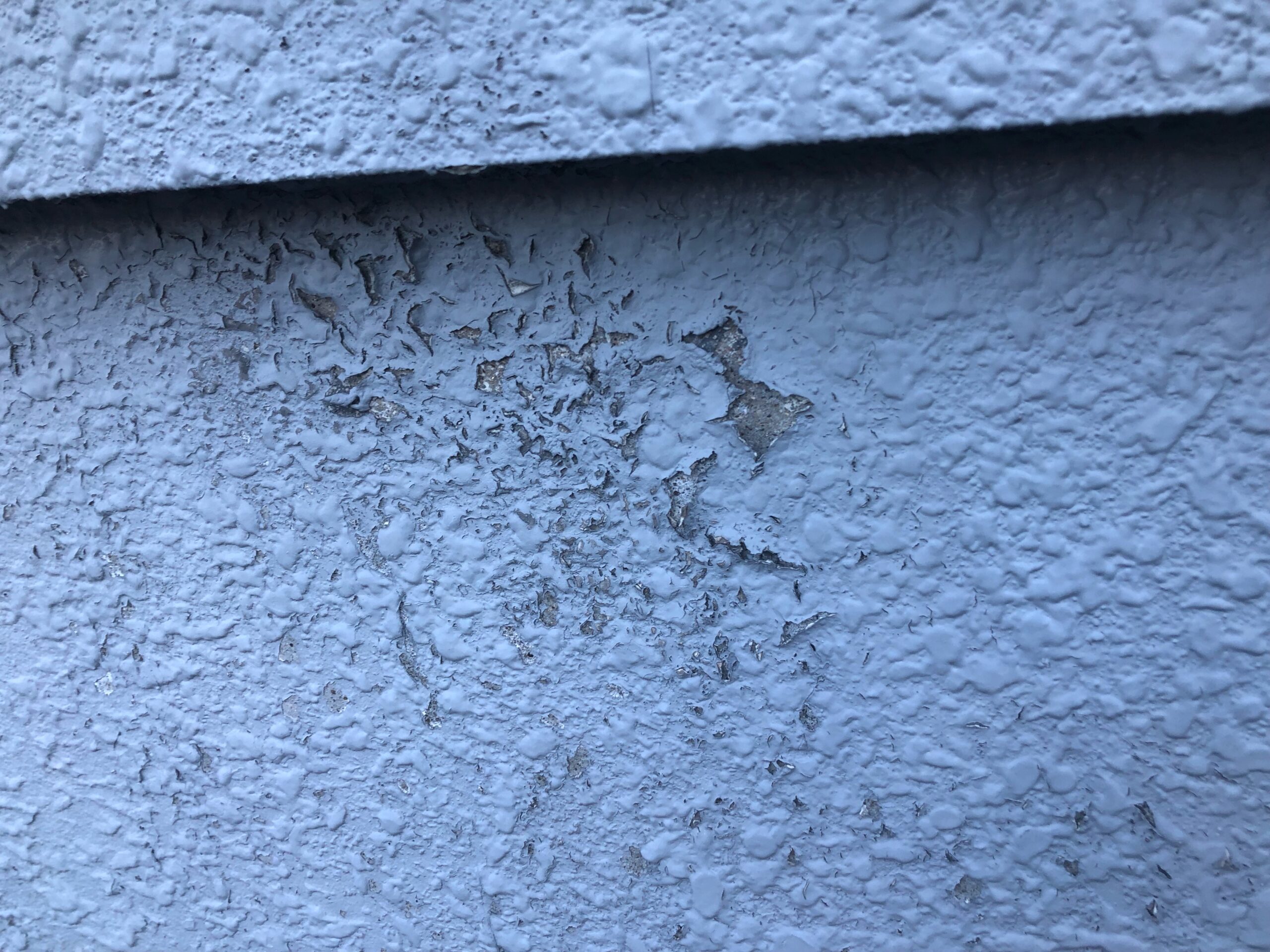 塀の塗膜剥がれ発生の写真