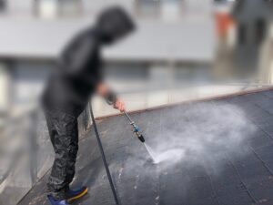 屋根の高圧洗浄をしている写真