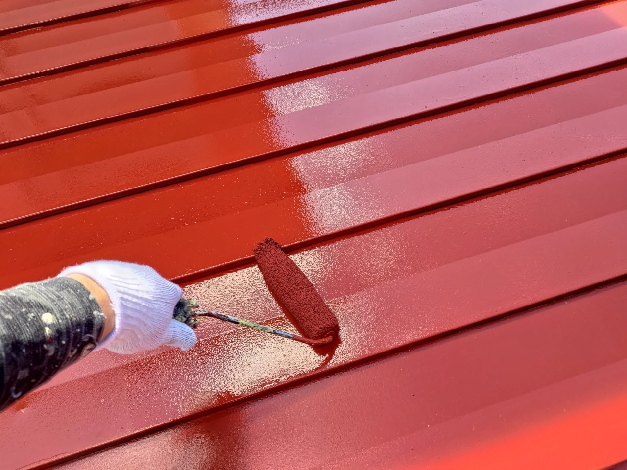 屋根の上塗り２回目を塗っている写真