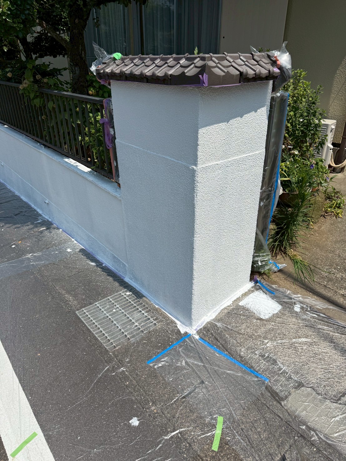 塀の下塗りをしている写真