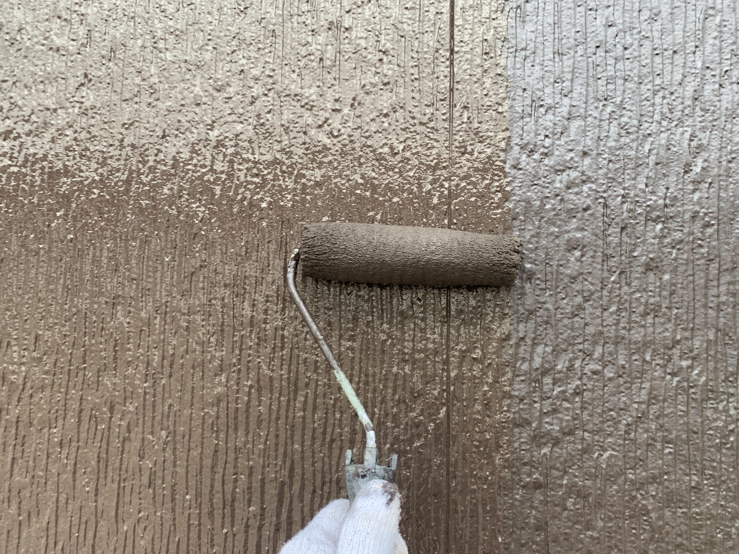 外壁の上塗り２回目を塗っている写真