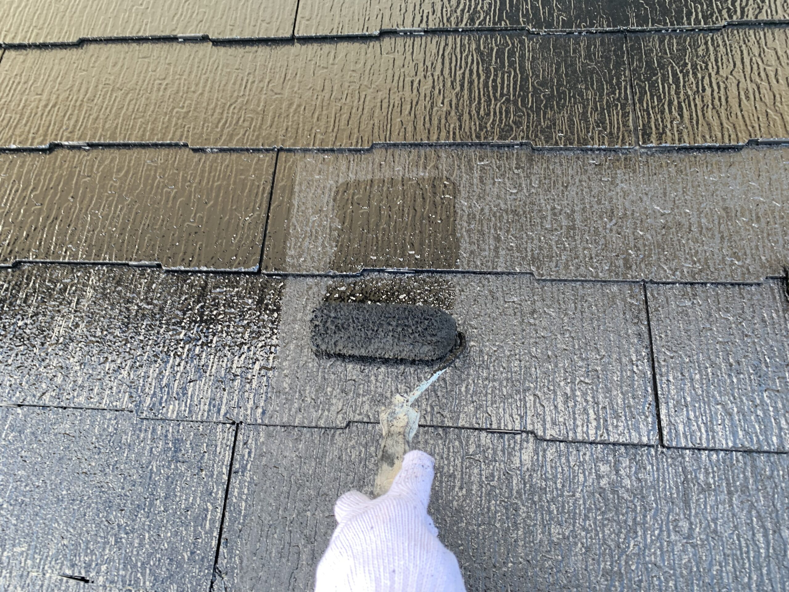 屋根の上塗り２回目を塗っている写真