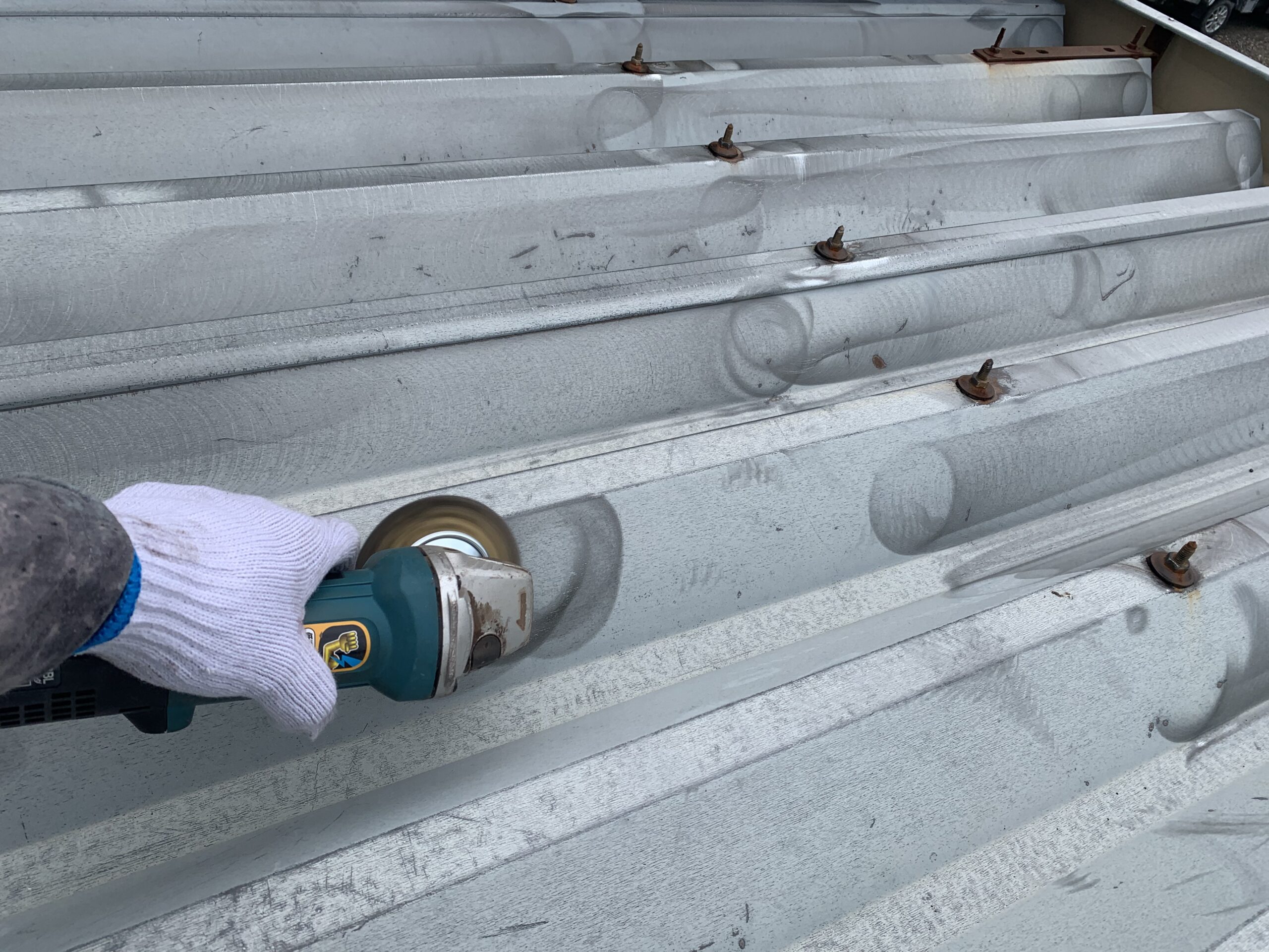 屋根をケレンしている写真