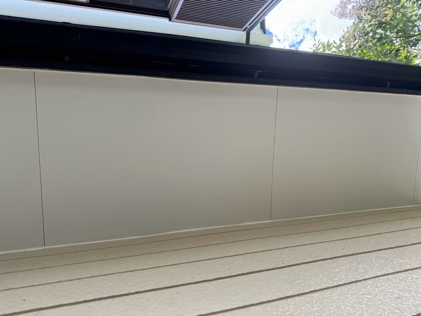 軒天を張り替えている写真