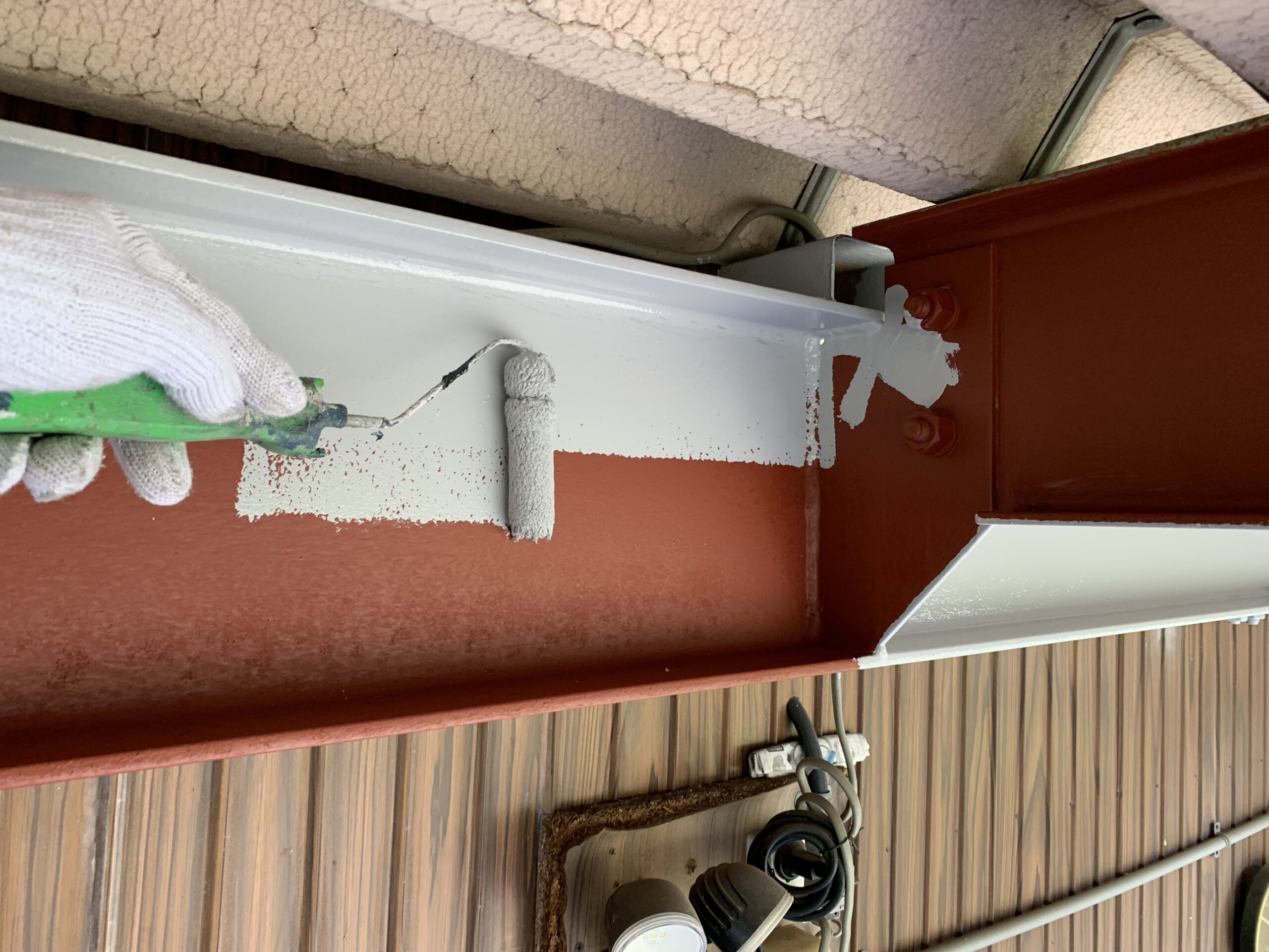 鉄骨の上塗り１回目を塗っている写真