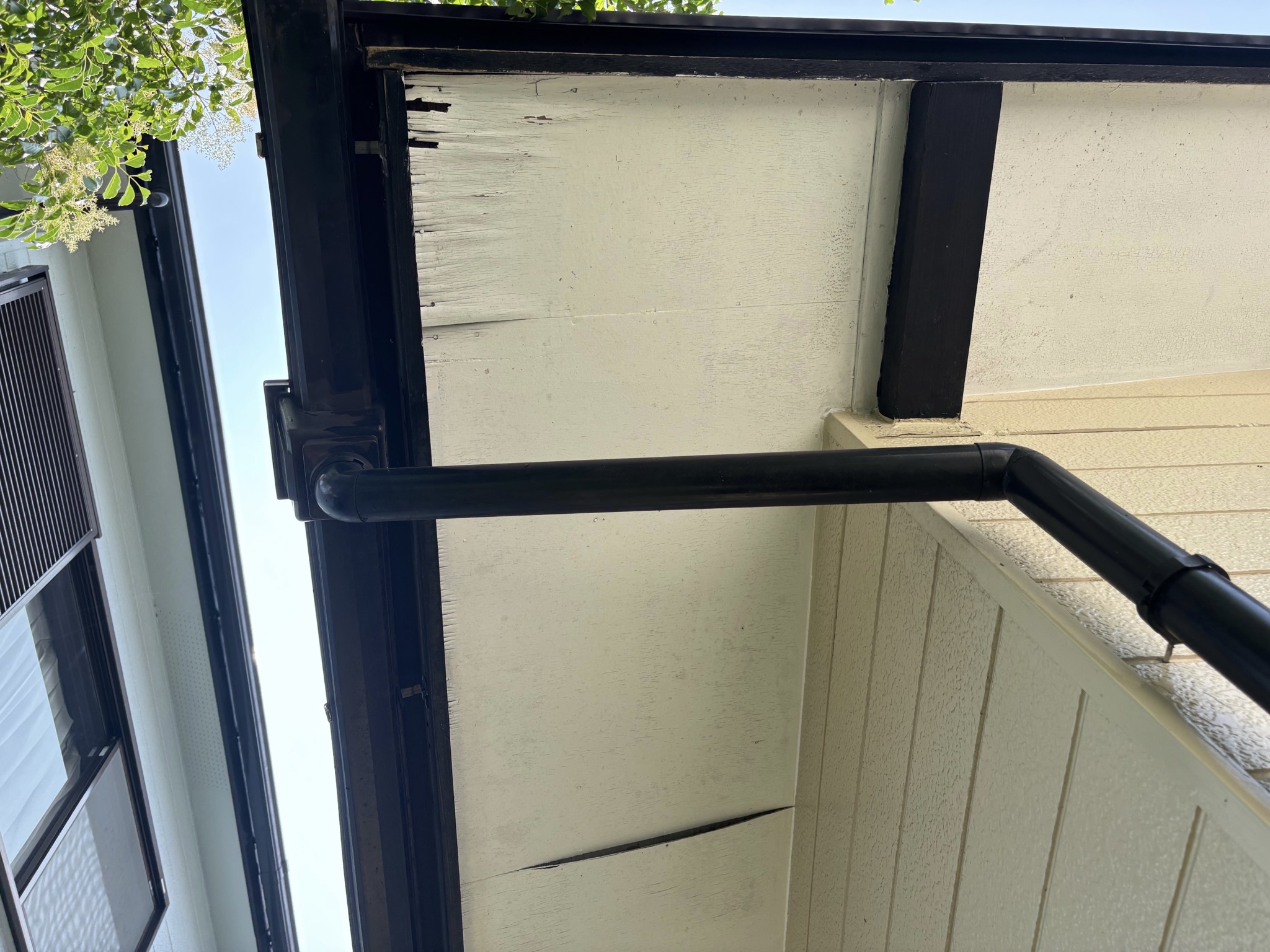 軒天が捲れている写真