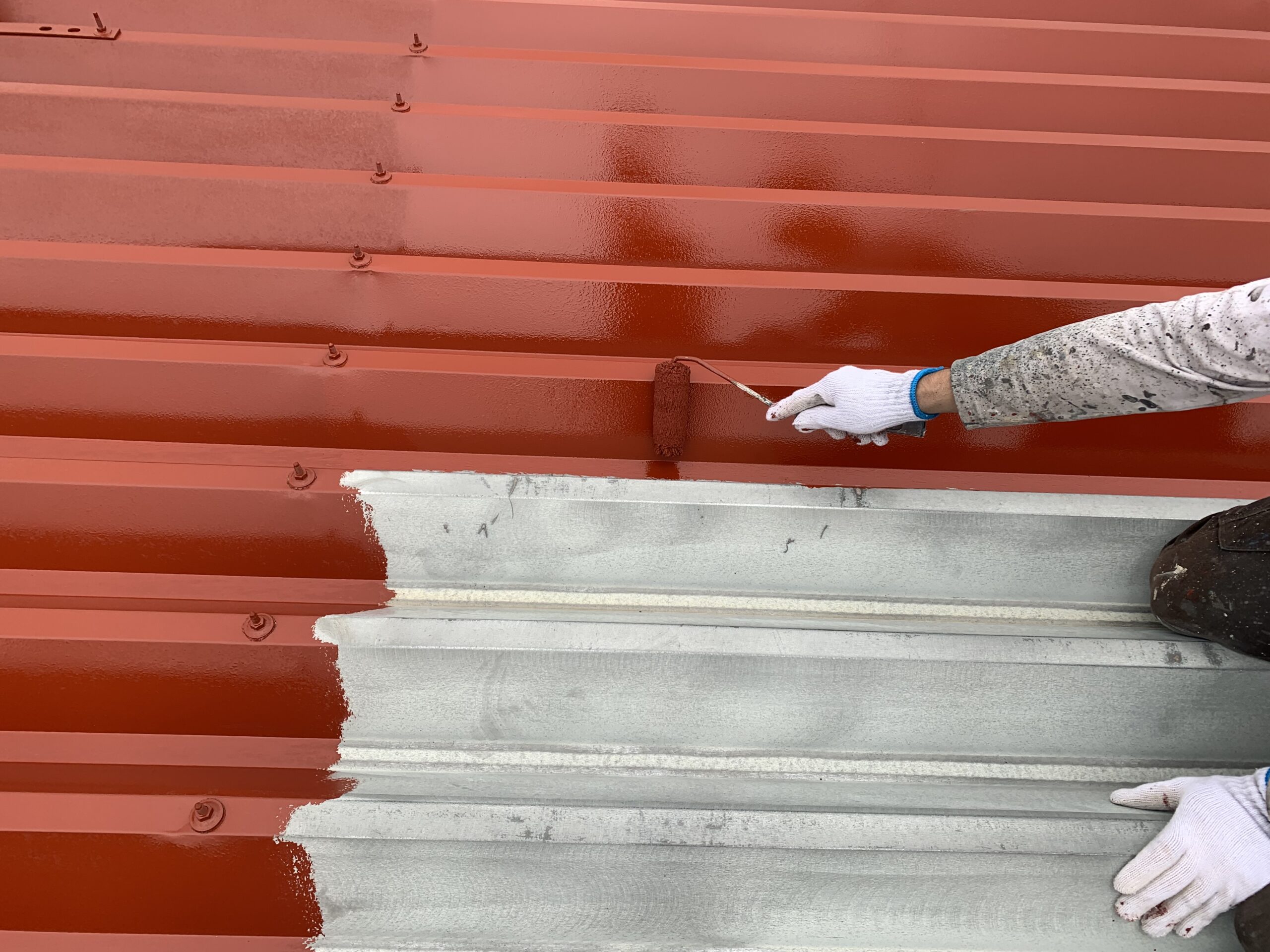 屋根の錆止めを塗っている写真