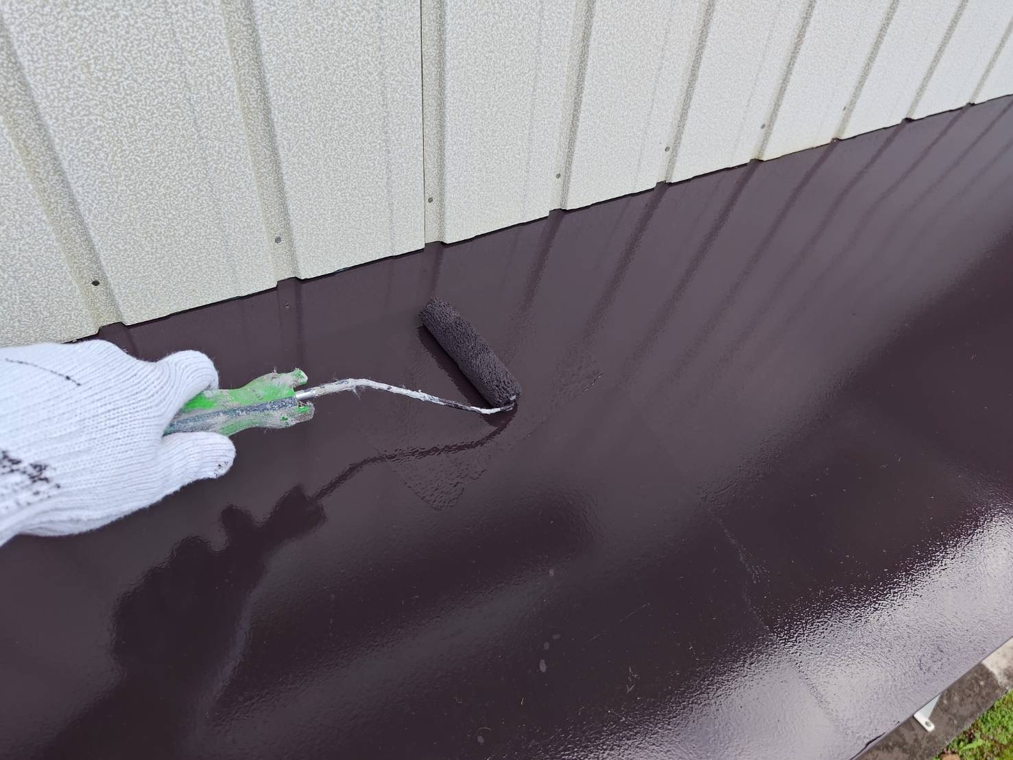 付帯部の上塗り２回目を塗っている写真