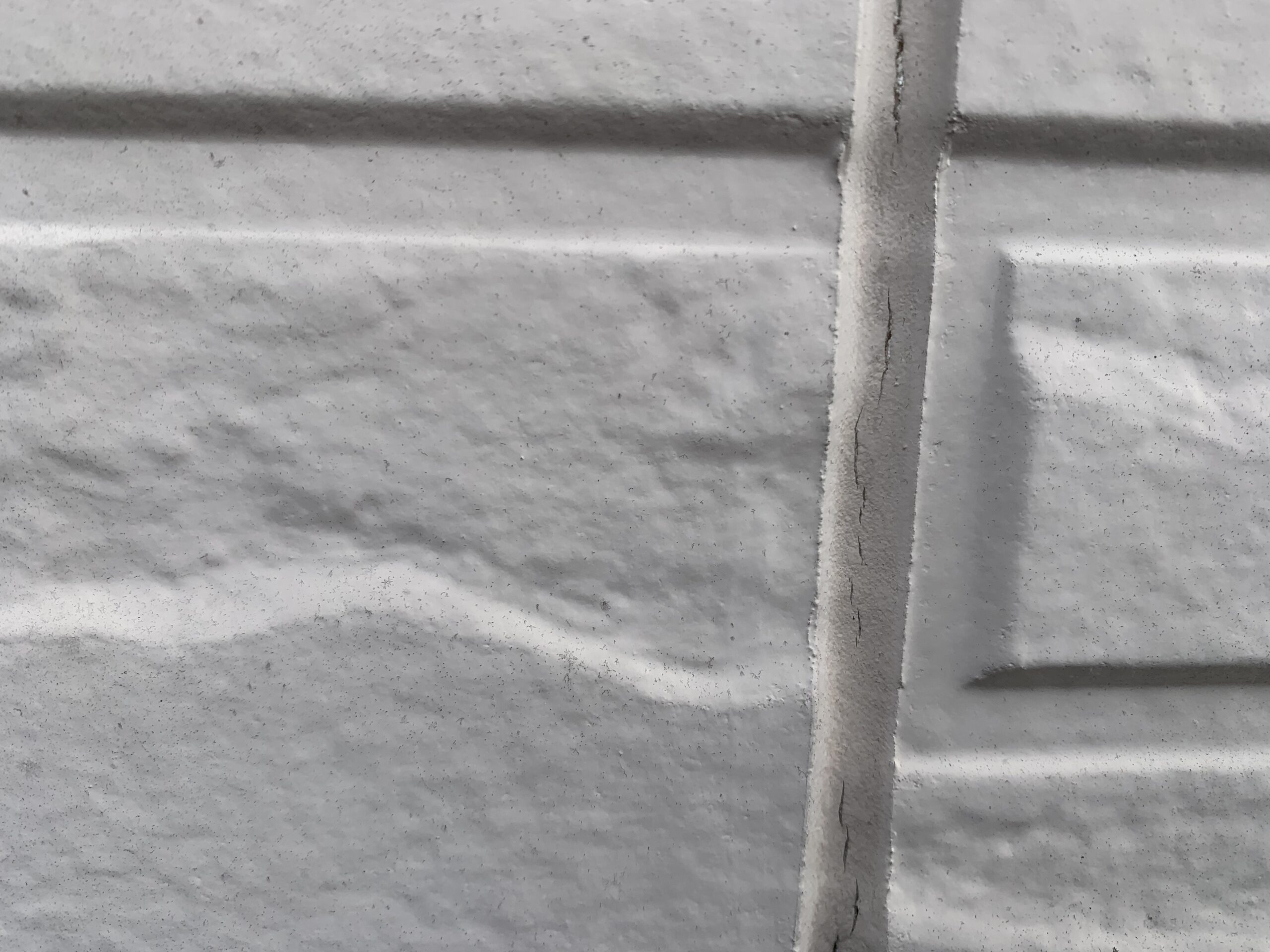 シーリングがひび割れしている写真