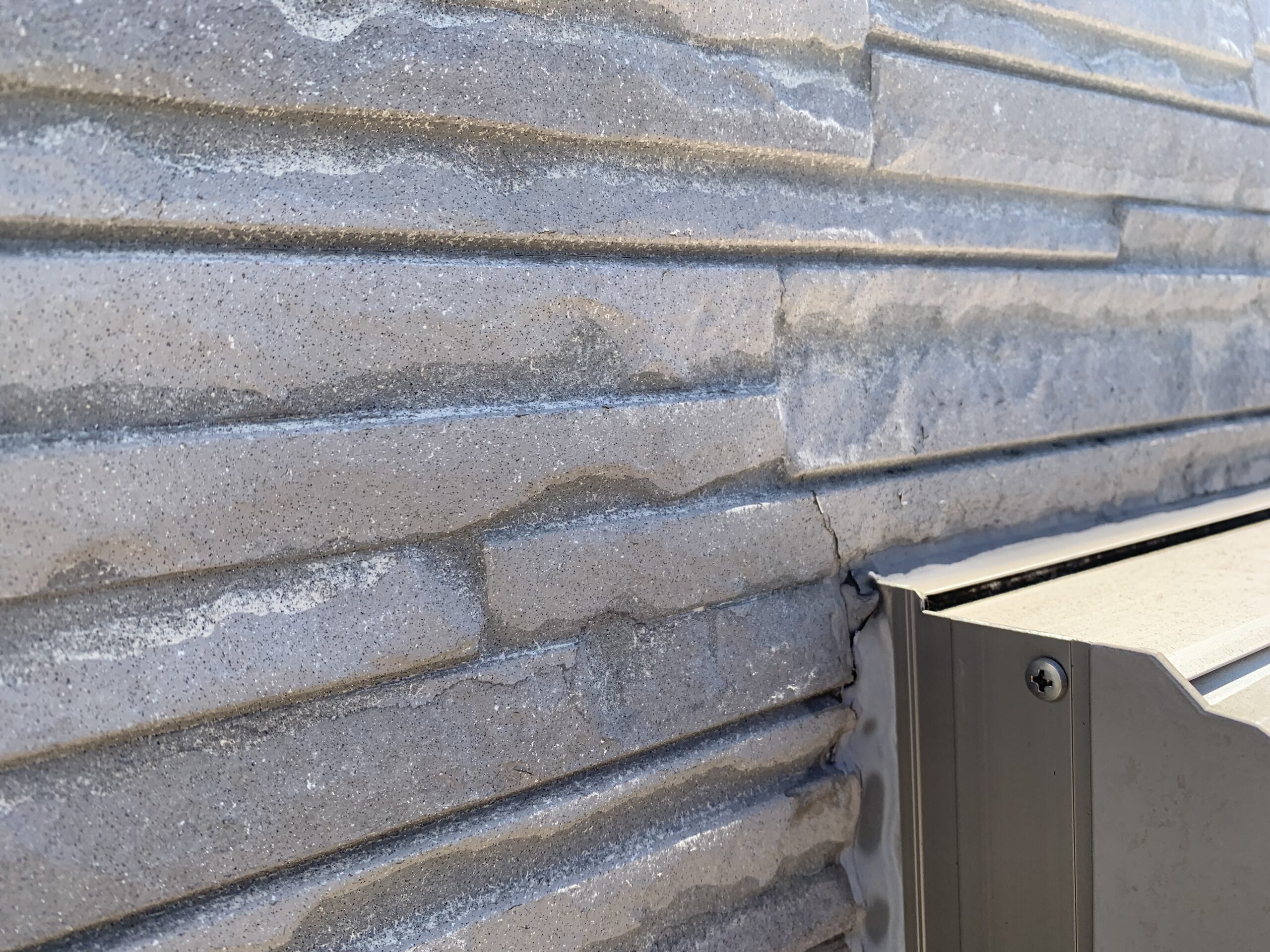 ひび割れが発生している写真