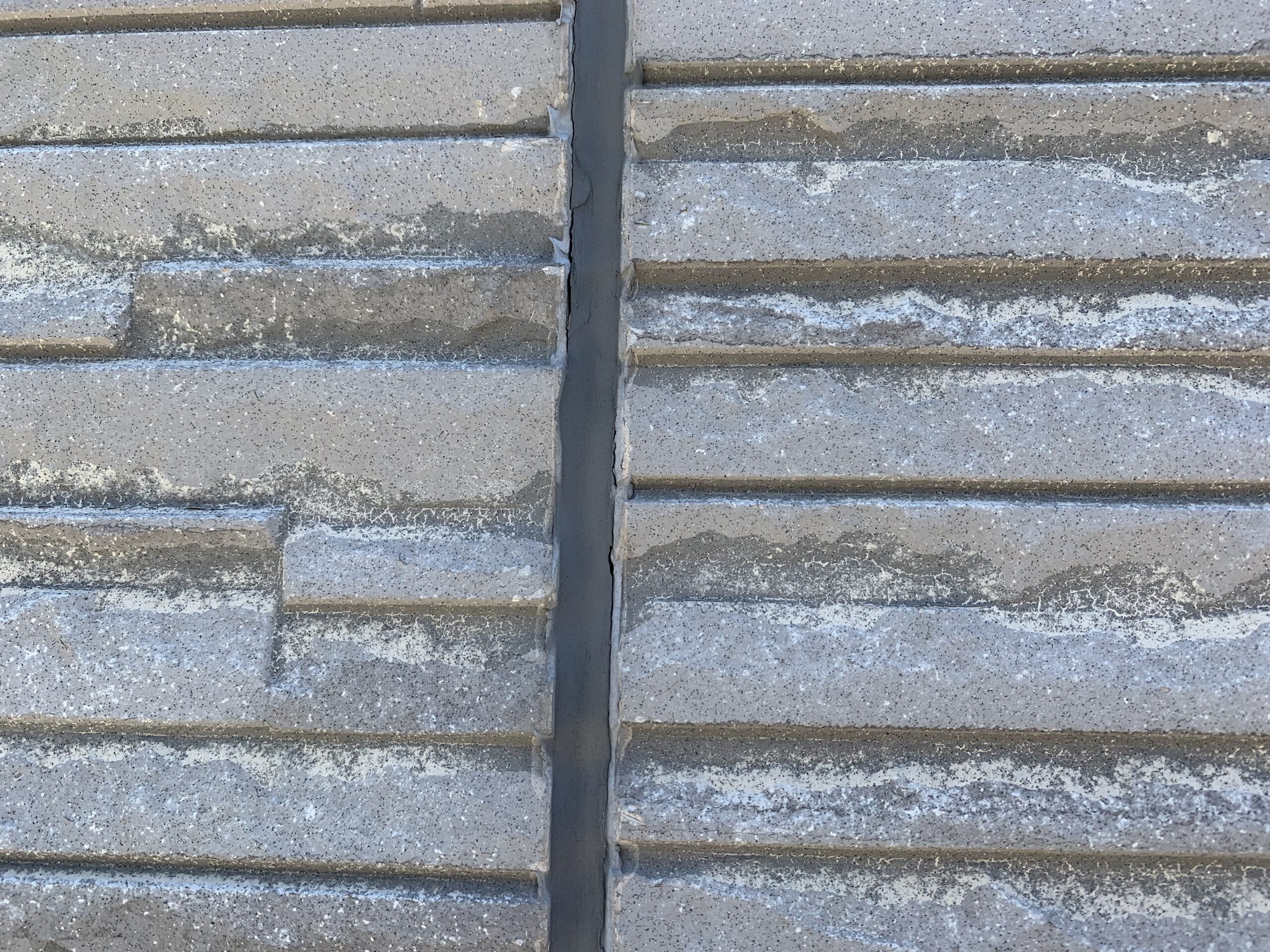 シーリングがひび割れしている写真