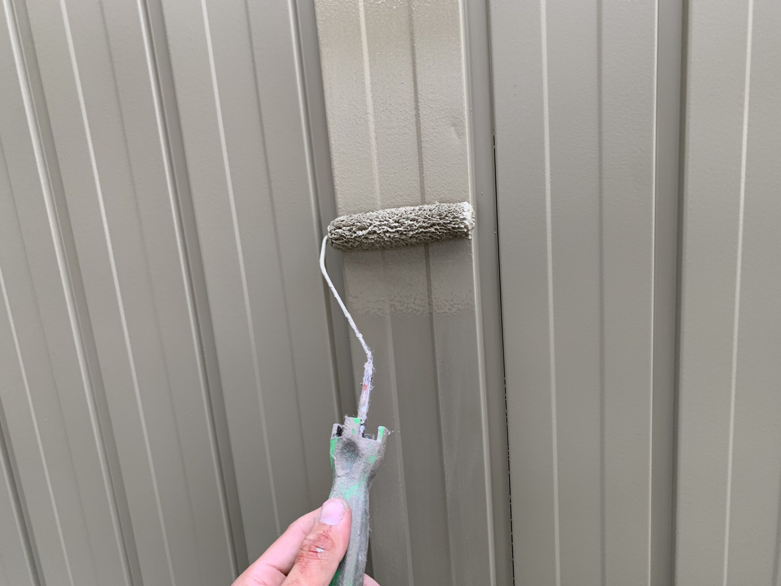 外壁の上塗り２回目を塗っている写真