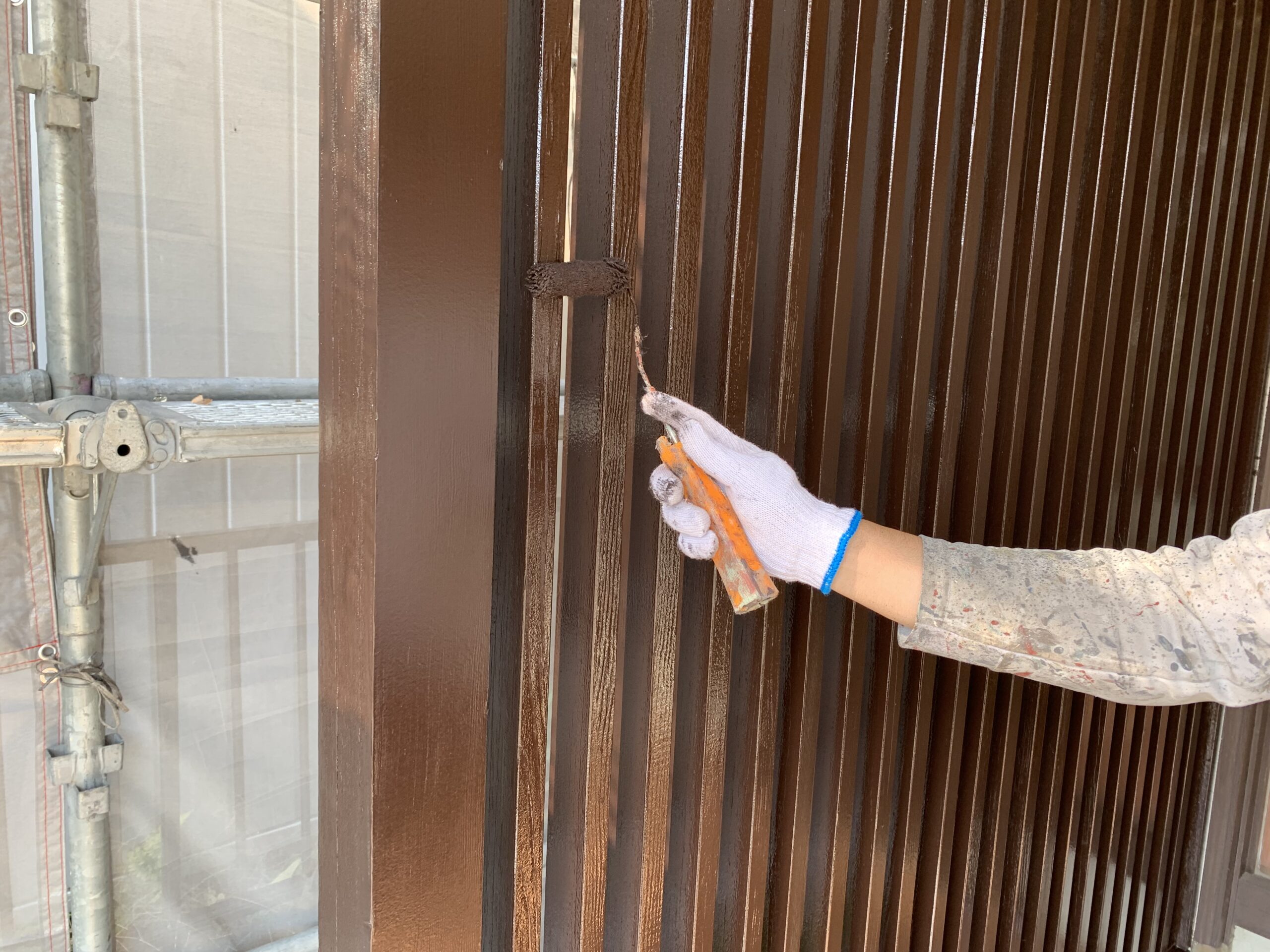 付帯部の上塗り２回目を塗っている写真