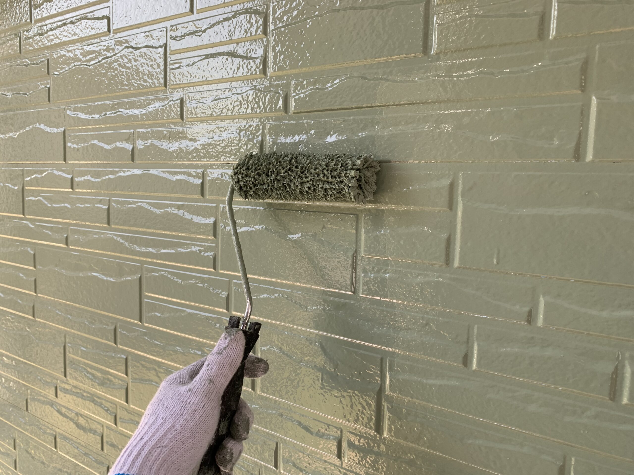 外壁の上塗り２回目を塗っている写真