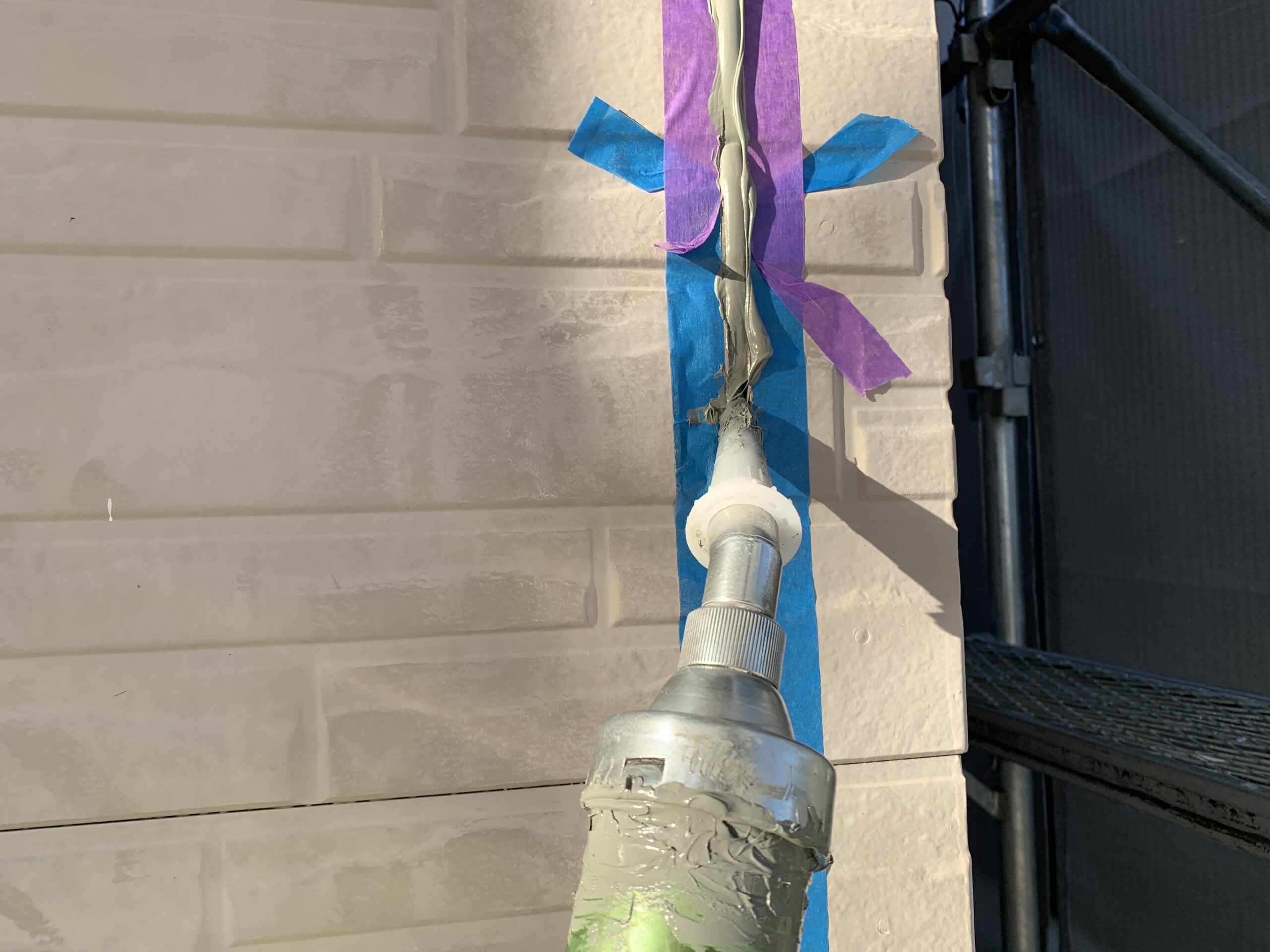 シーリングを打設している写真