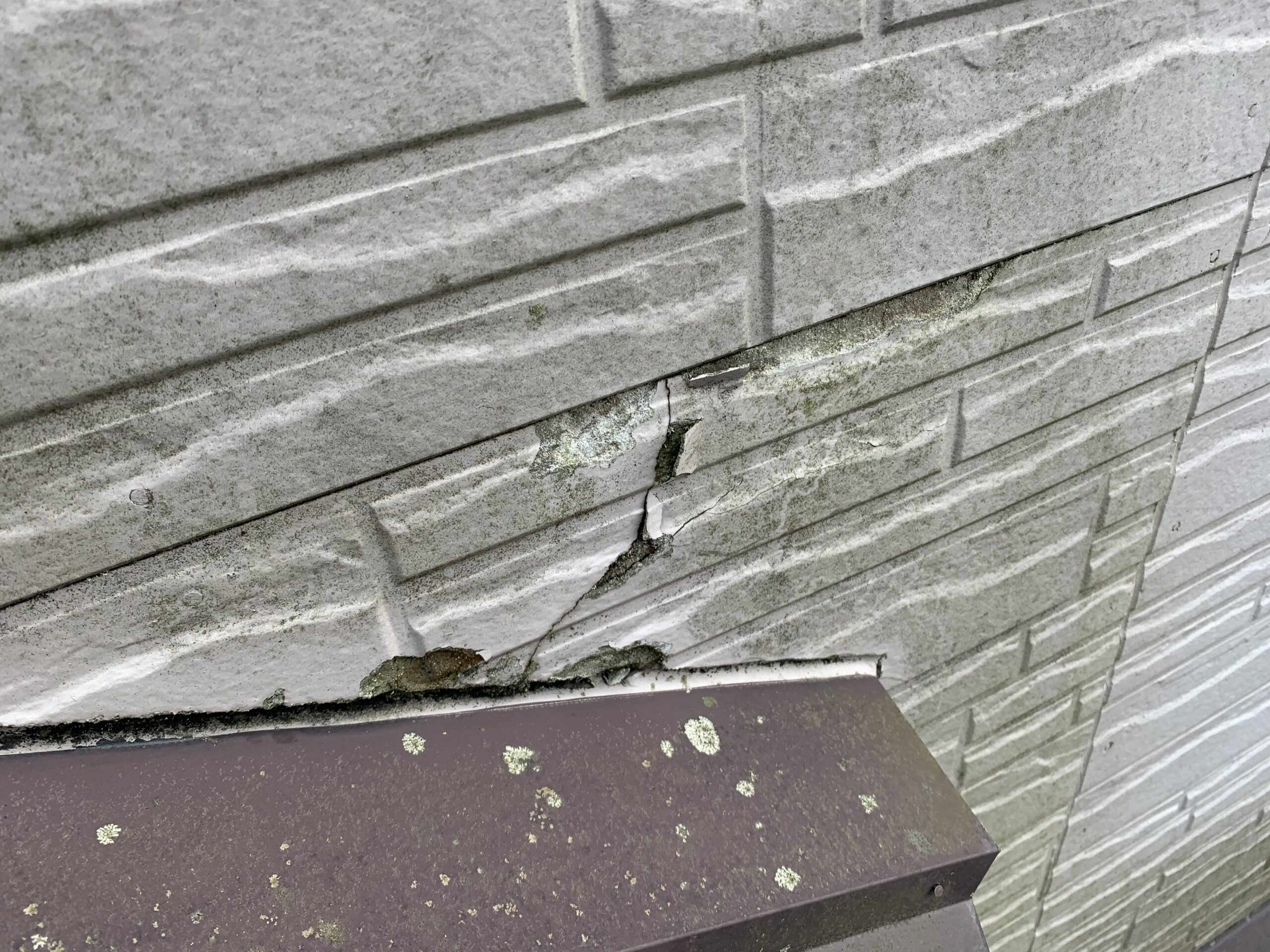 ひび割れが発生している写真