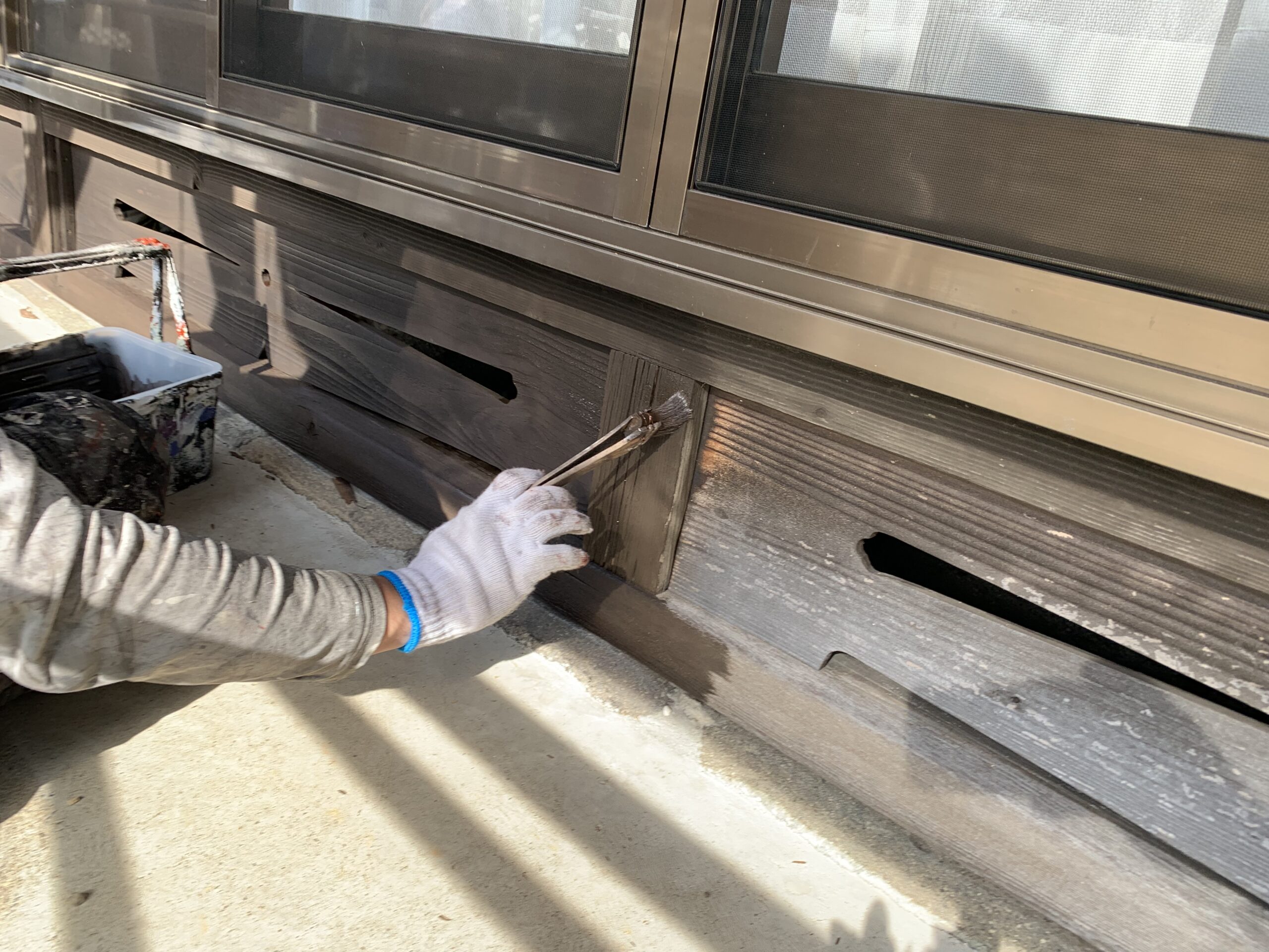 付帯部の上塗り１回目を塗っている写真