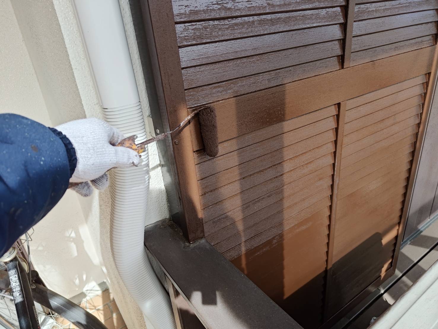 付帯部の下塗りをしている写真