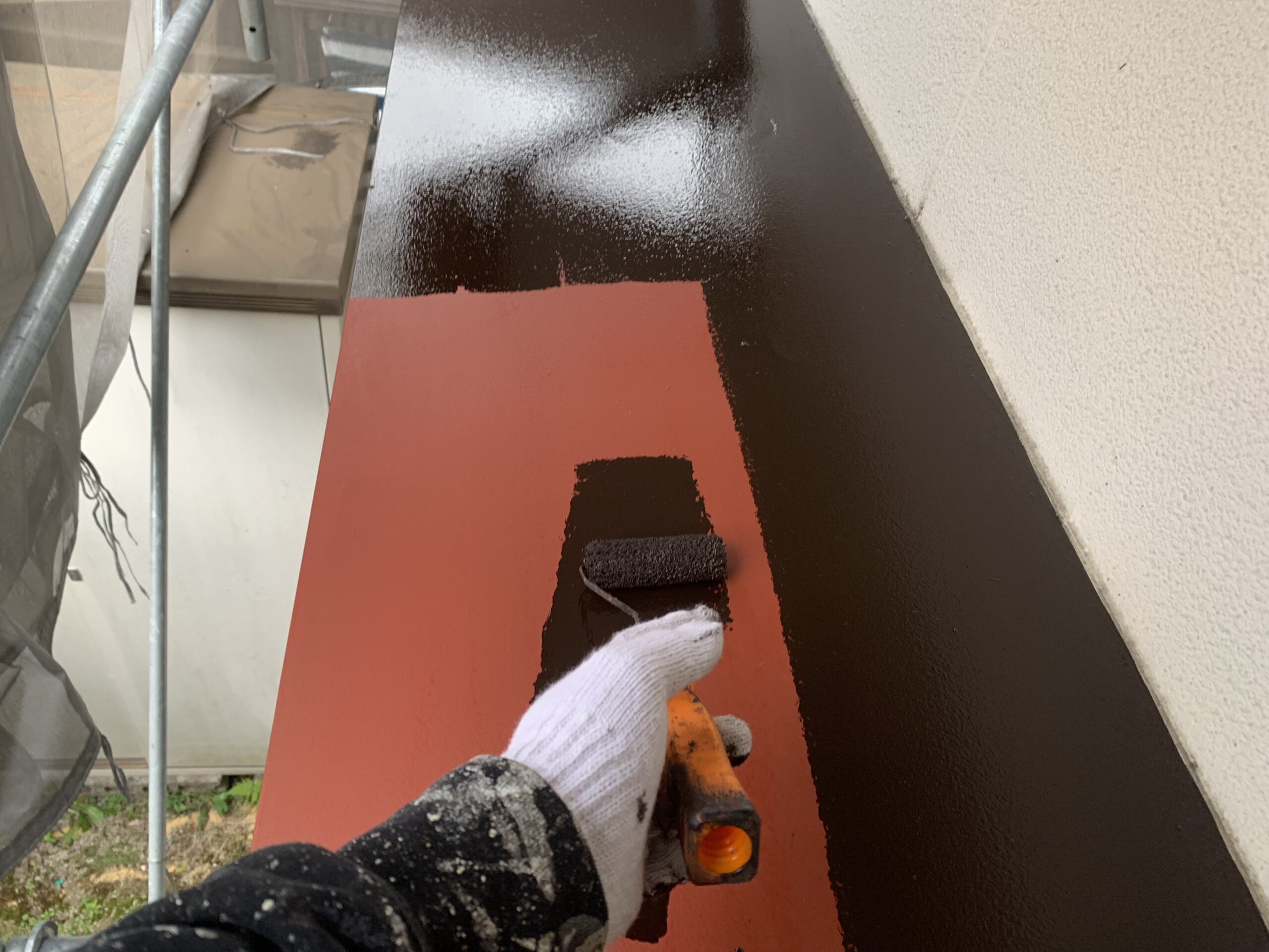 付帯部の上塗り１回目を塗っている写真