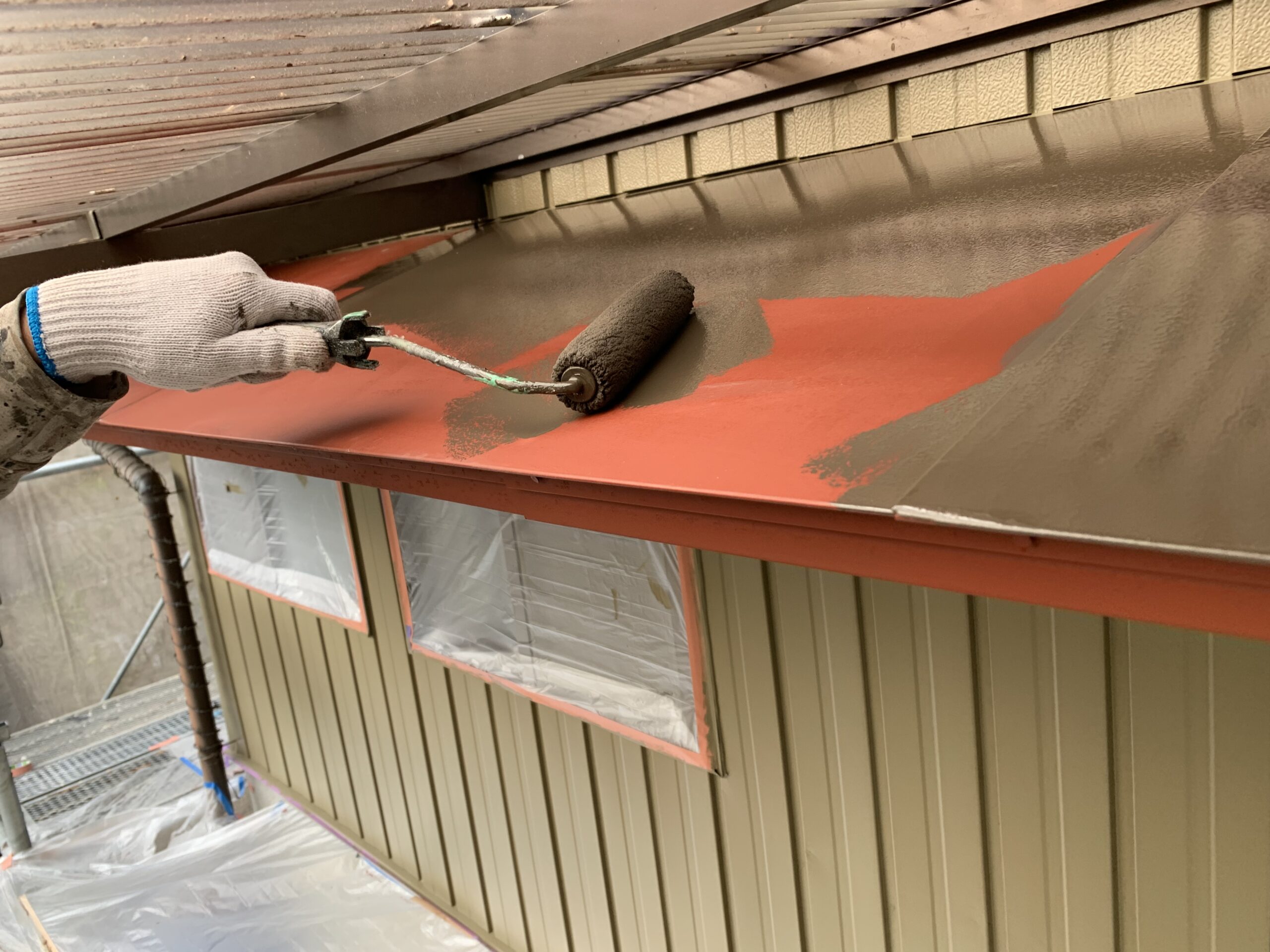 付帯部の上塗り１回目を塗っている写真