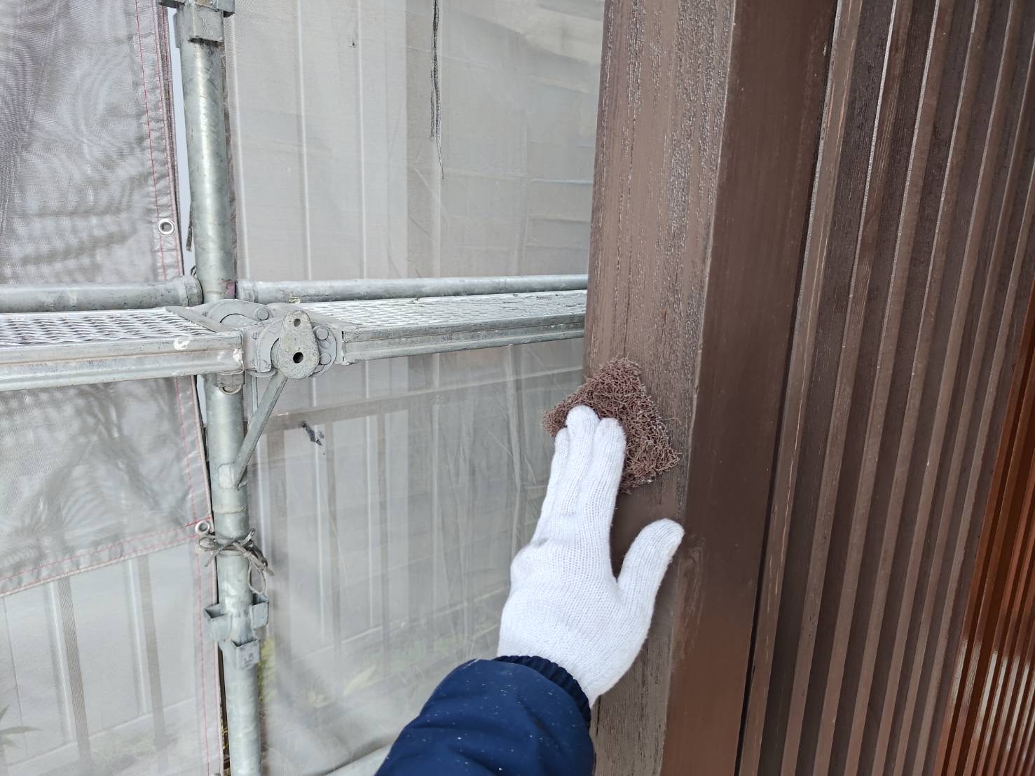 付帯部をケレンしている写真