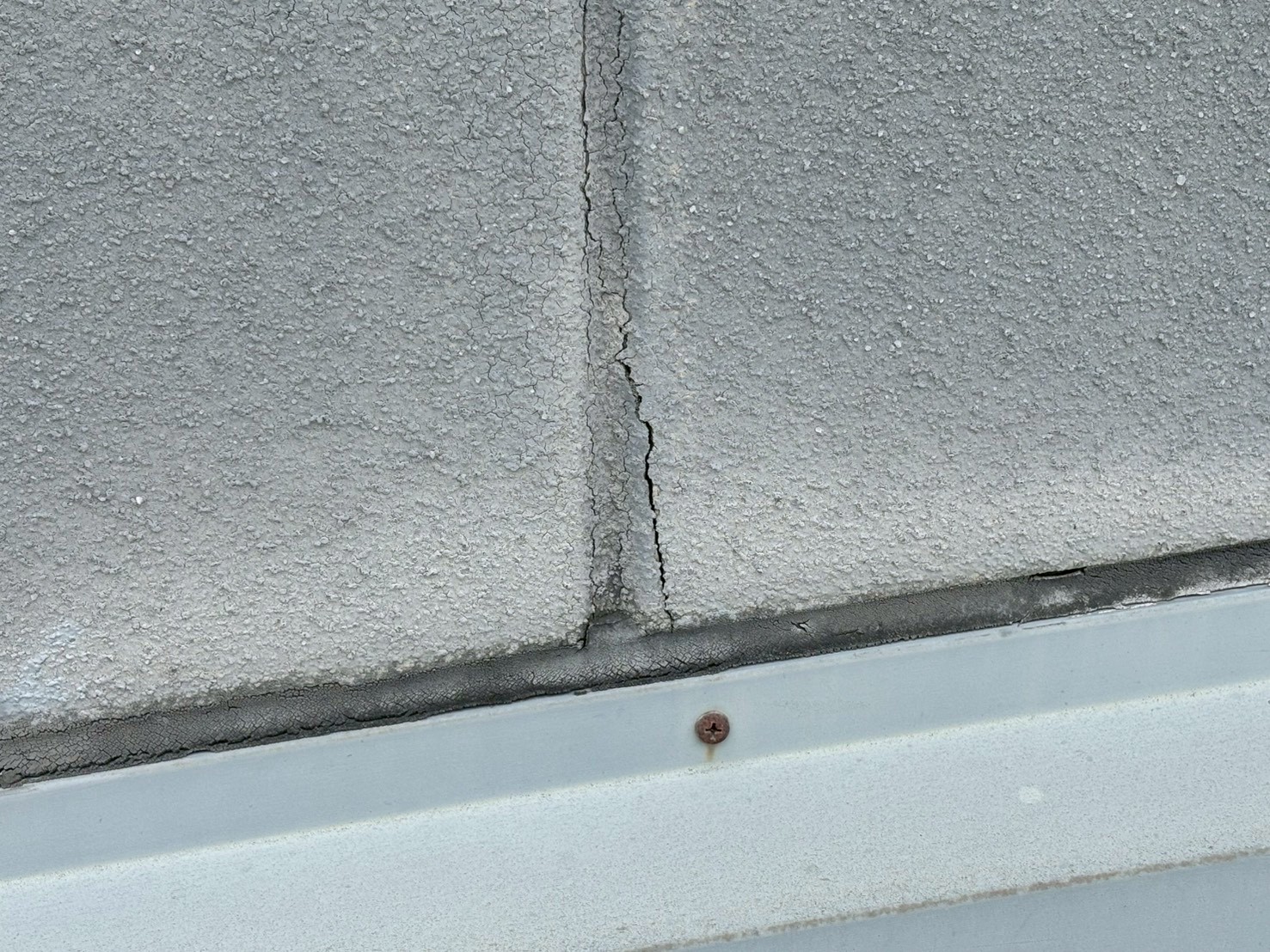 ひび割れが発生している写真