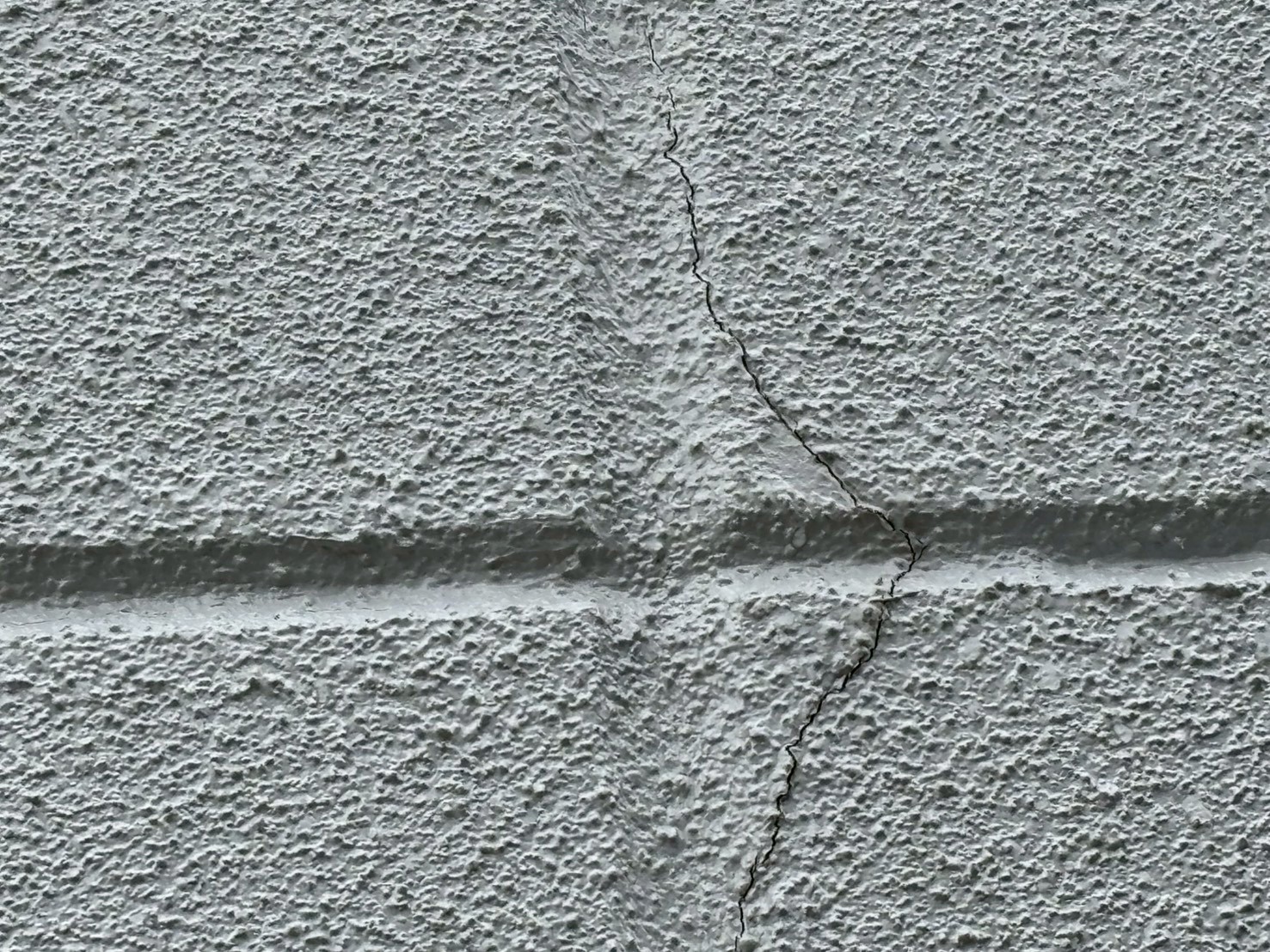 ひび割れが発生している写真