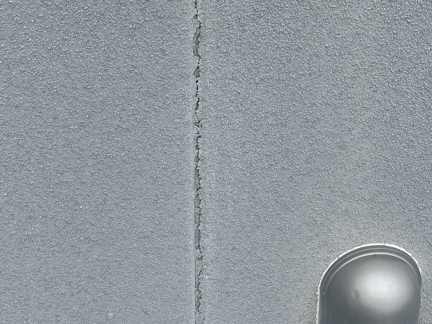 シーリングがひび割れしている写真