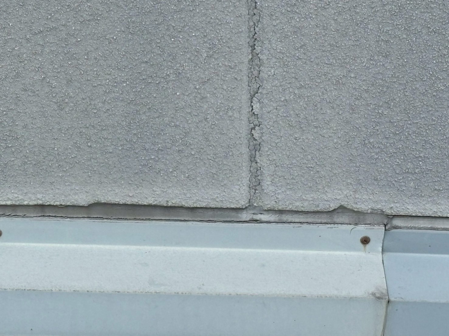 シーリングがひび割れしている写真