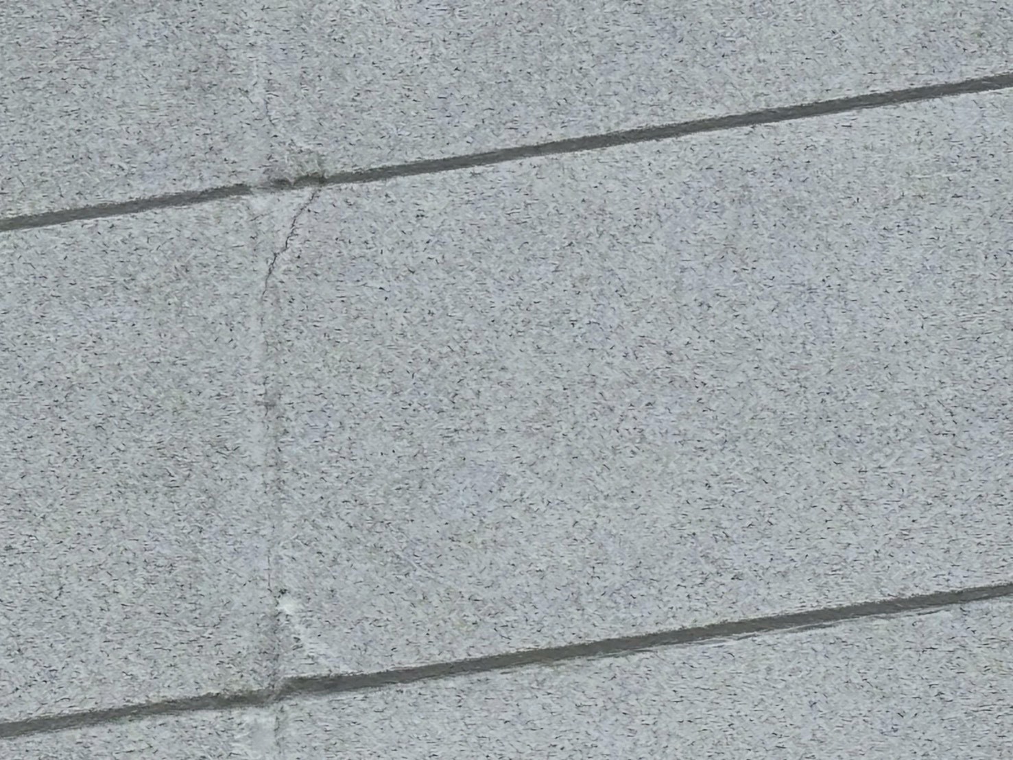 ひび割れが発生している写真