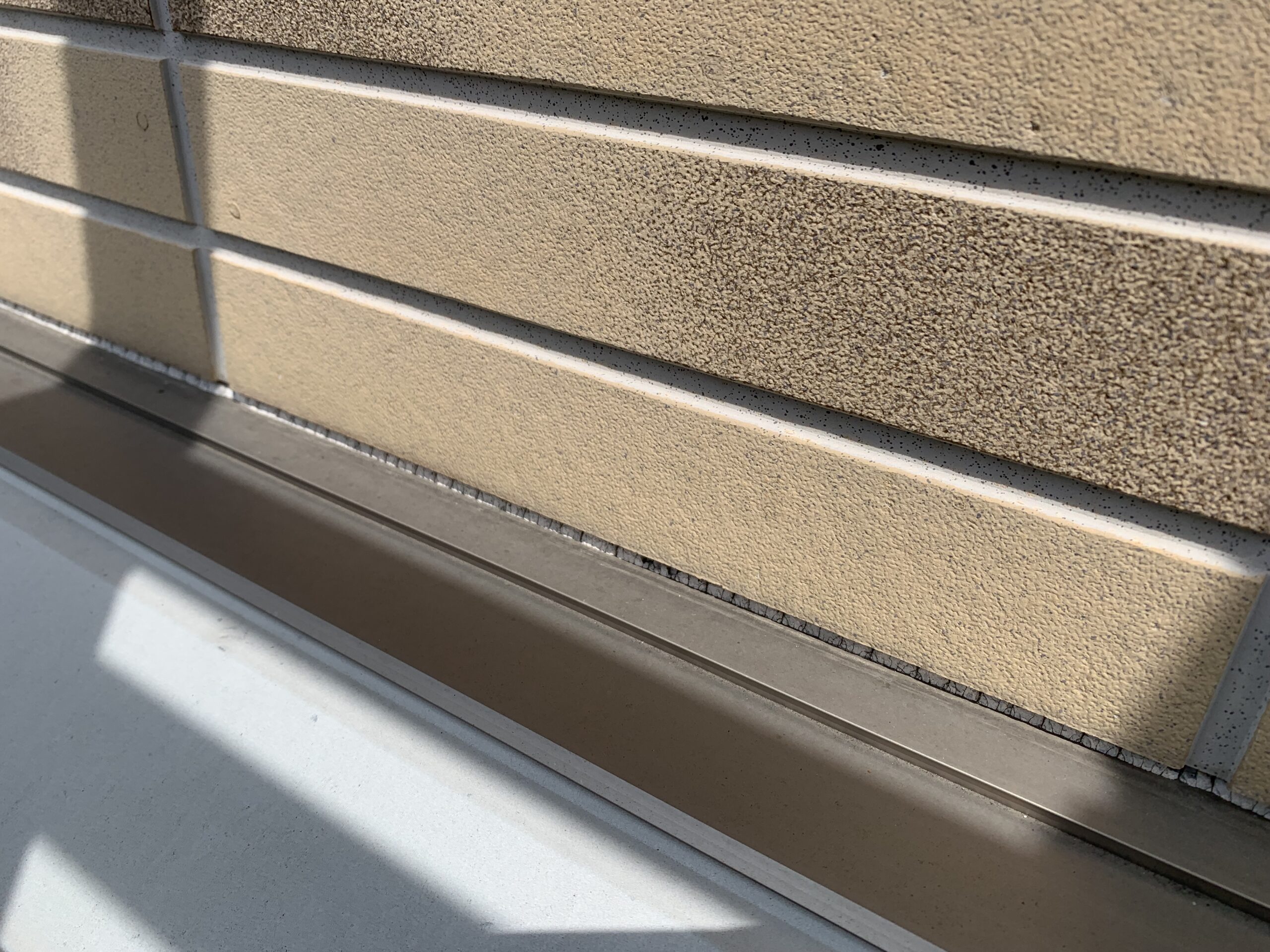 シーリングがひび割れしている写真