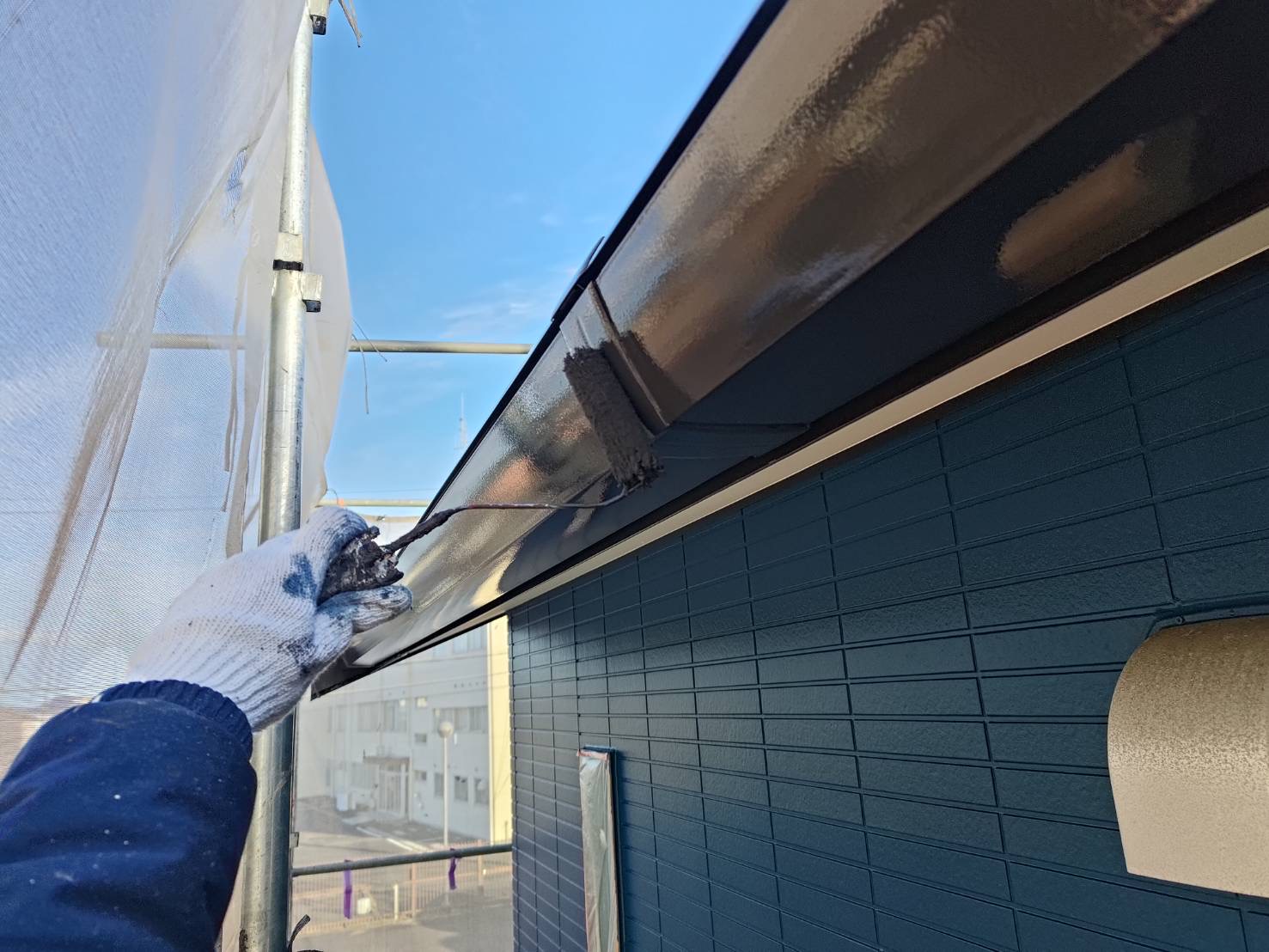付帯部の上塗り２回目を塗っている写真