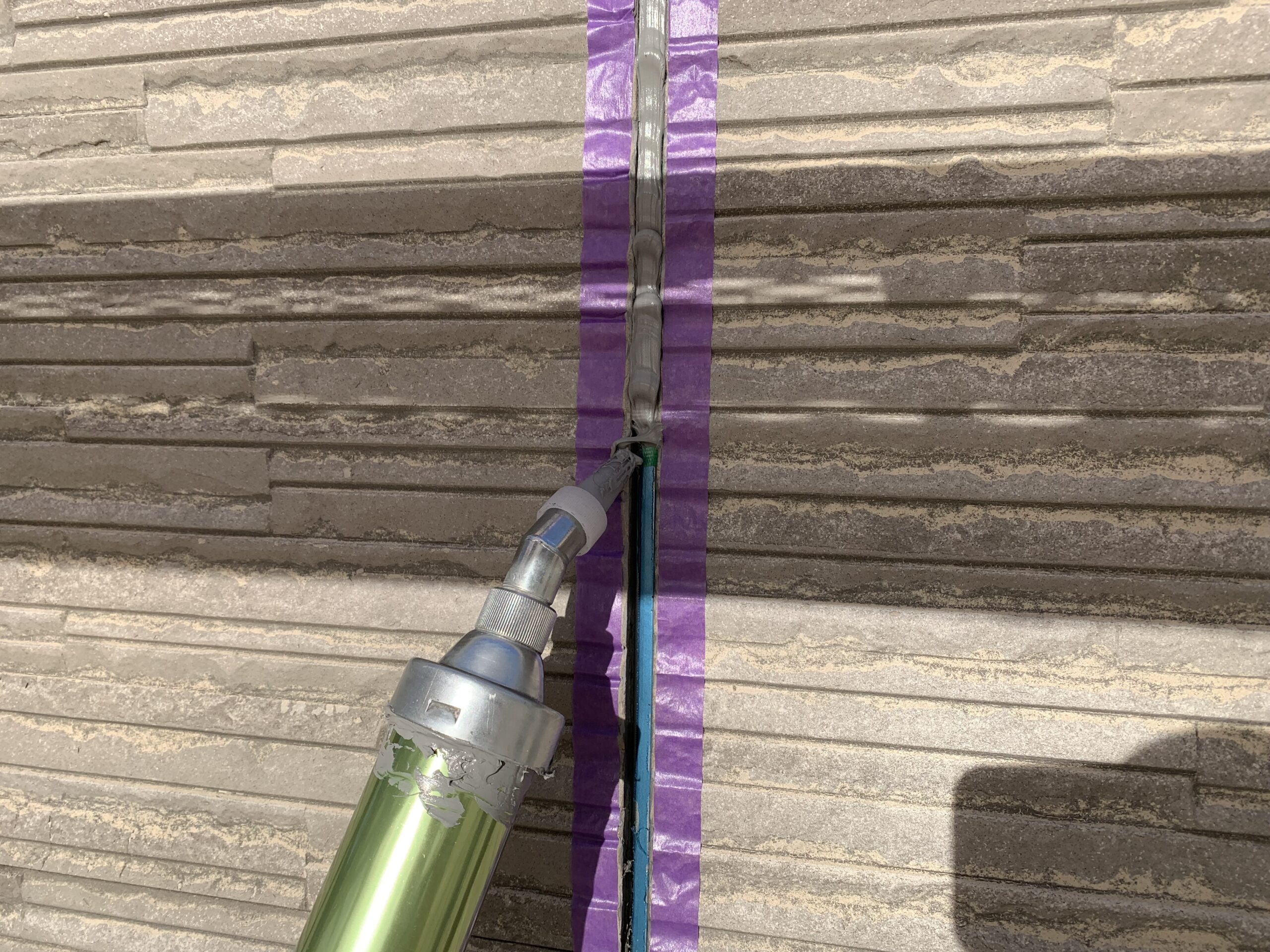 シーリングを打設している写真