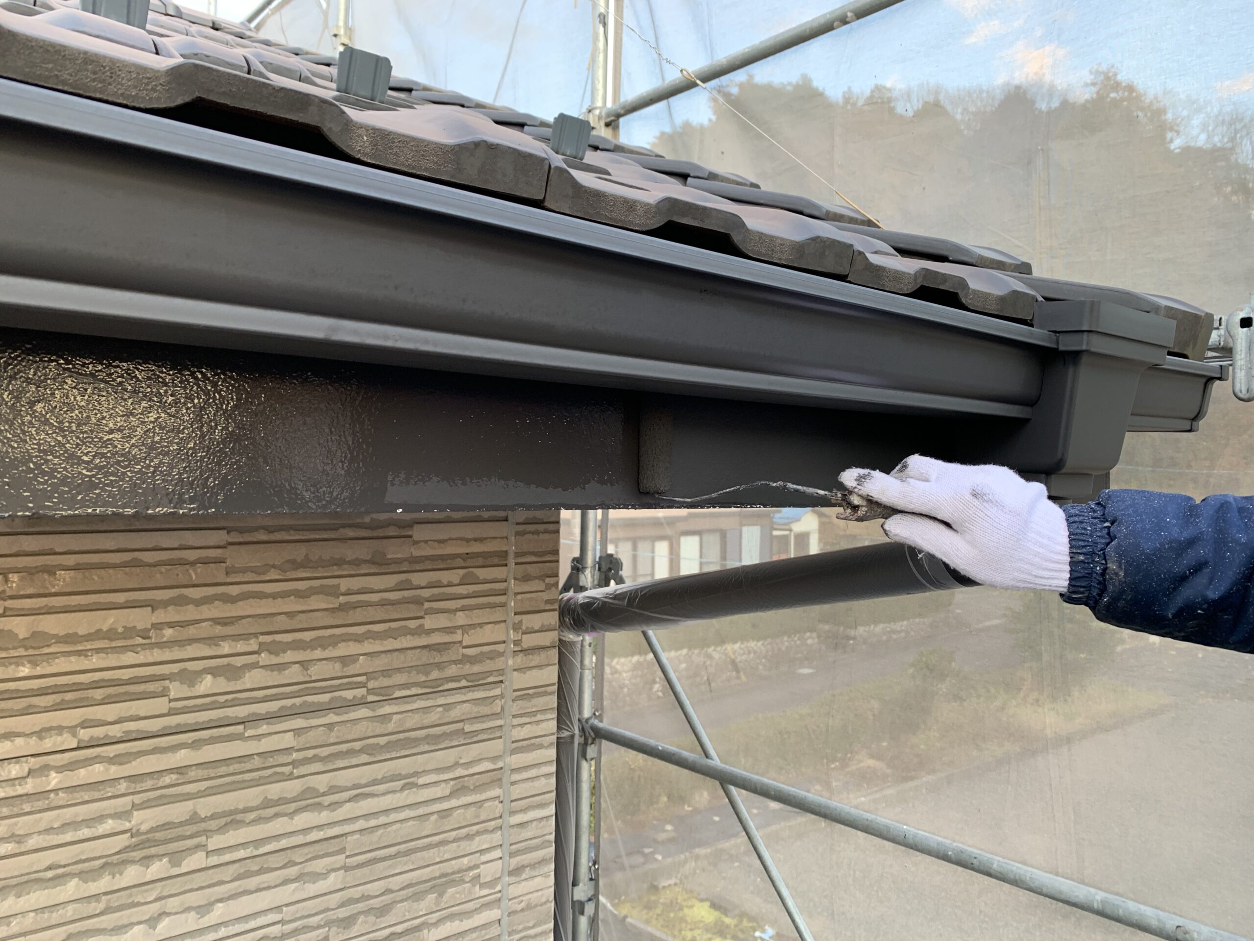 付帯部の上塗り１回目を塗っている写真