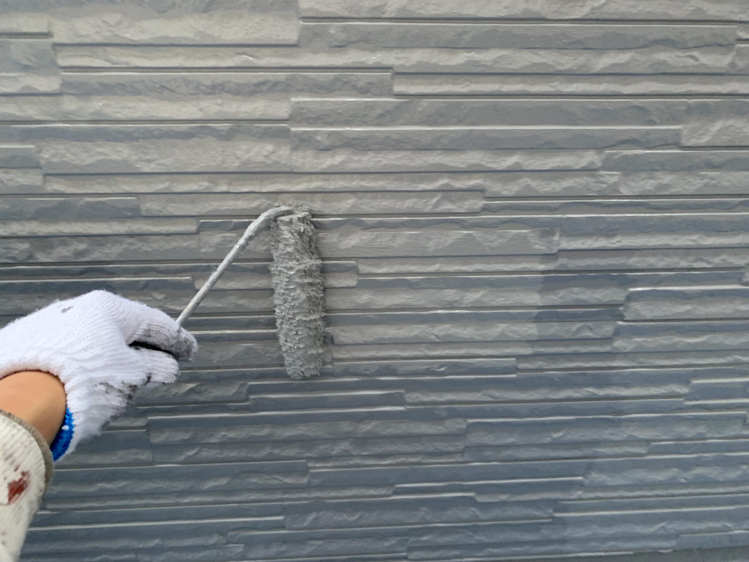 外壁の上塗り２回目を塗っている写真