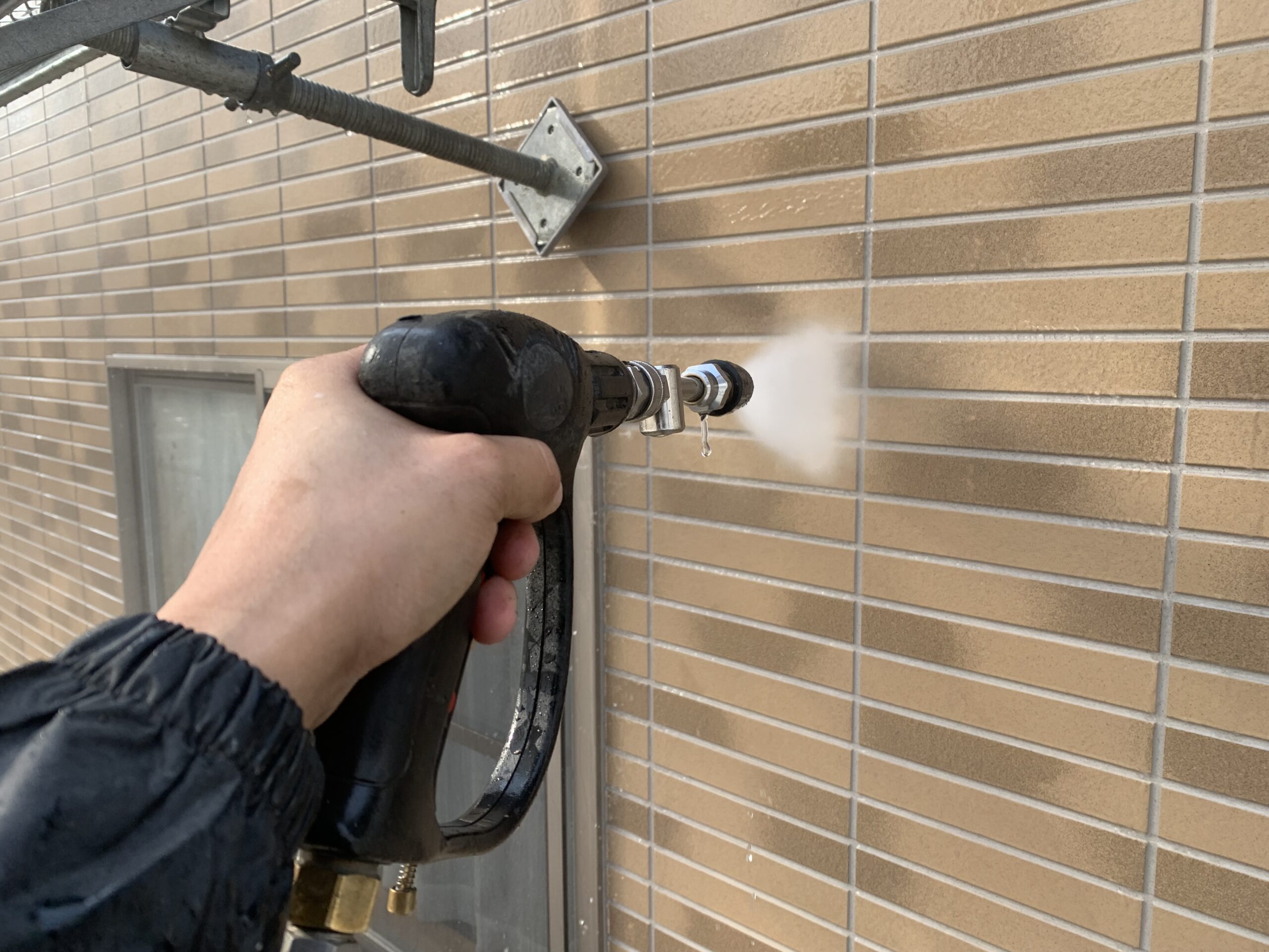 外壁の高圧洗浄をしている写真