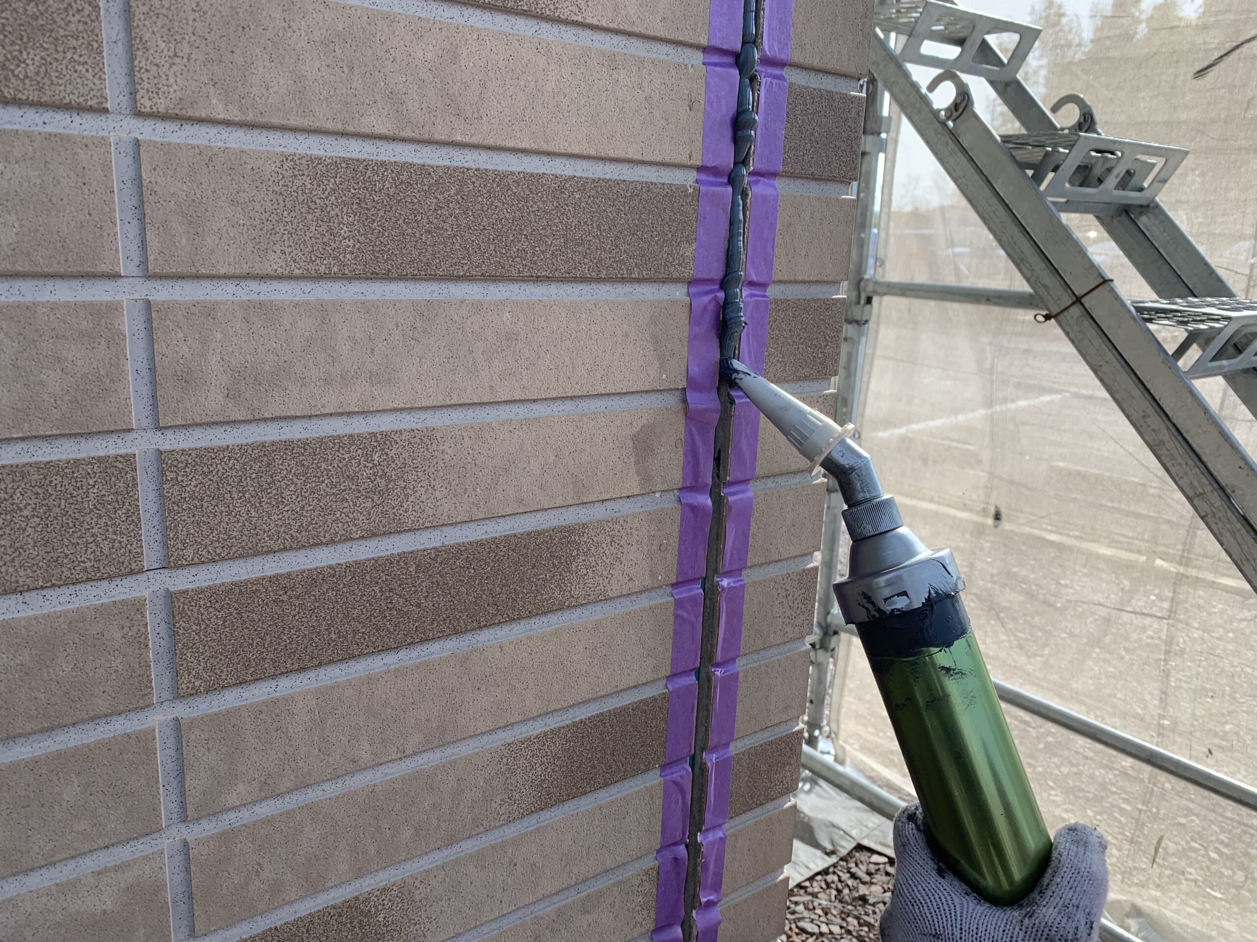 シーリングを打設している写真