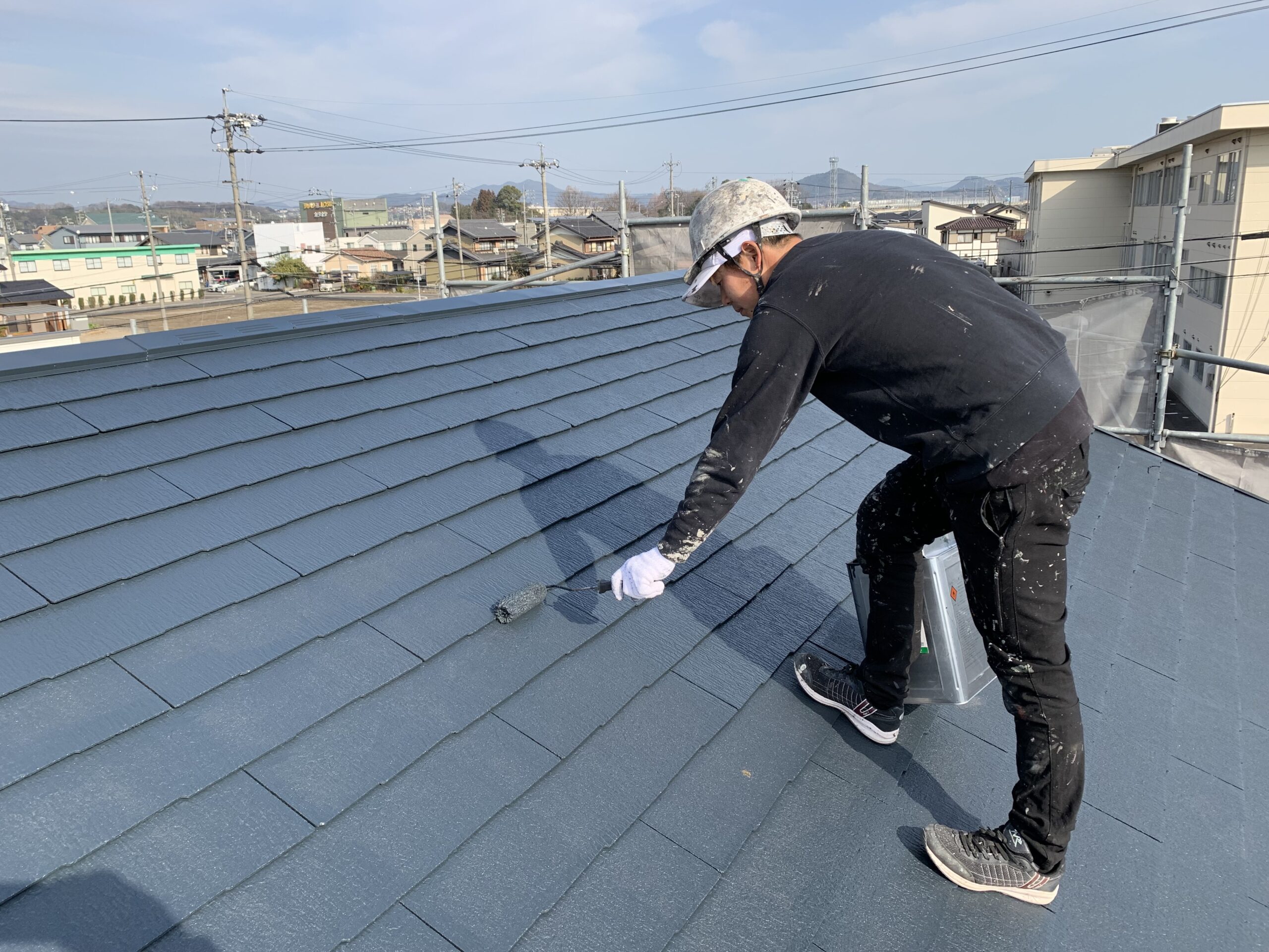 屋根の上塗り２回目を塗っている写真