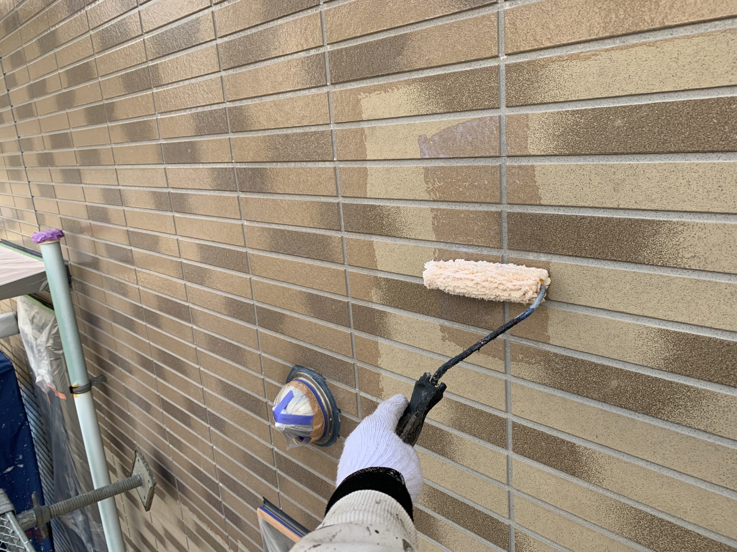 外壁の下塗りをしている写真