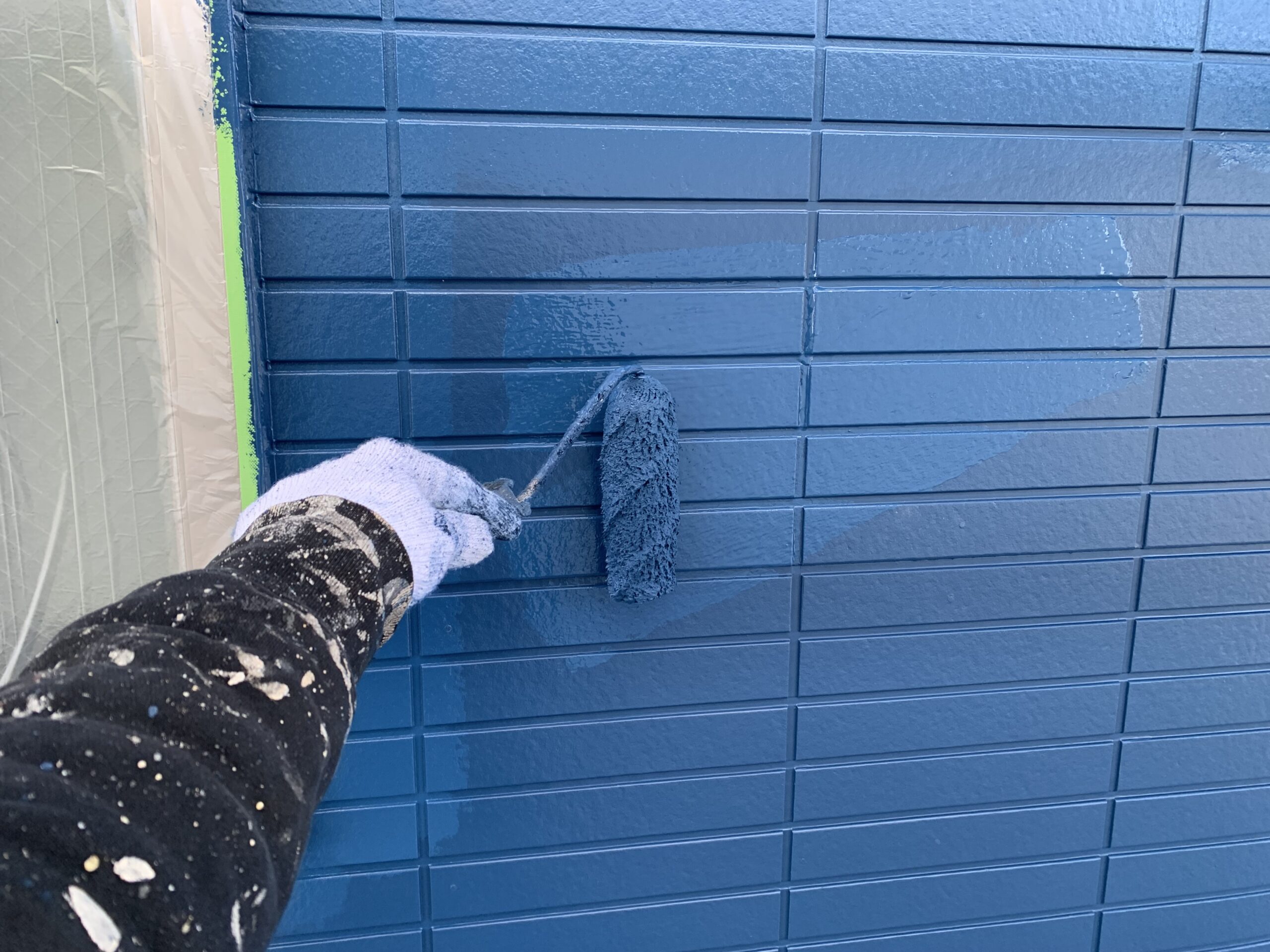 外壁の上塗り２回目を塗っている写真