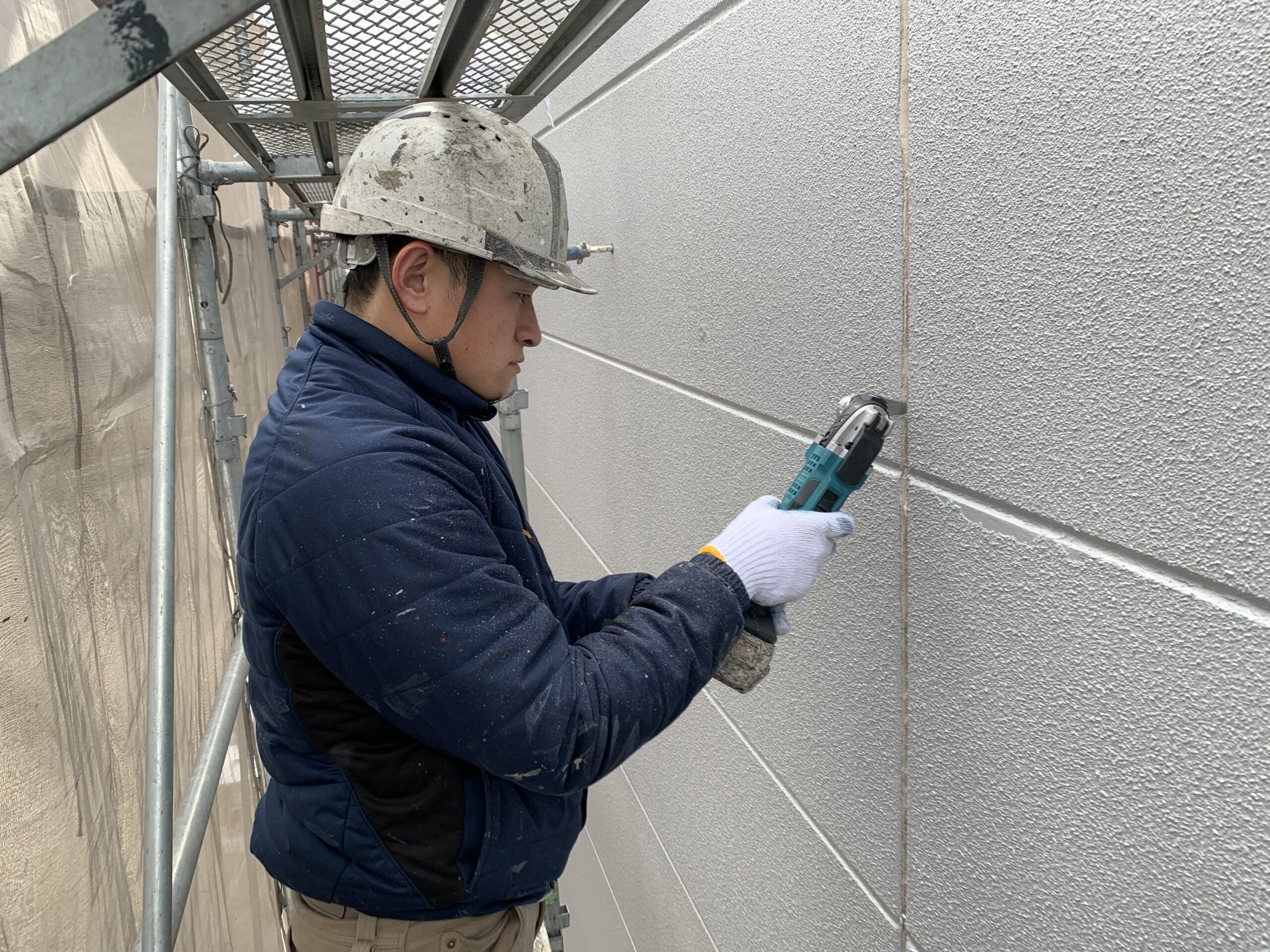 シーリングを撤去している写真