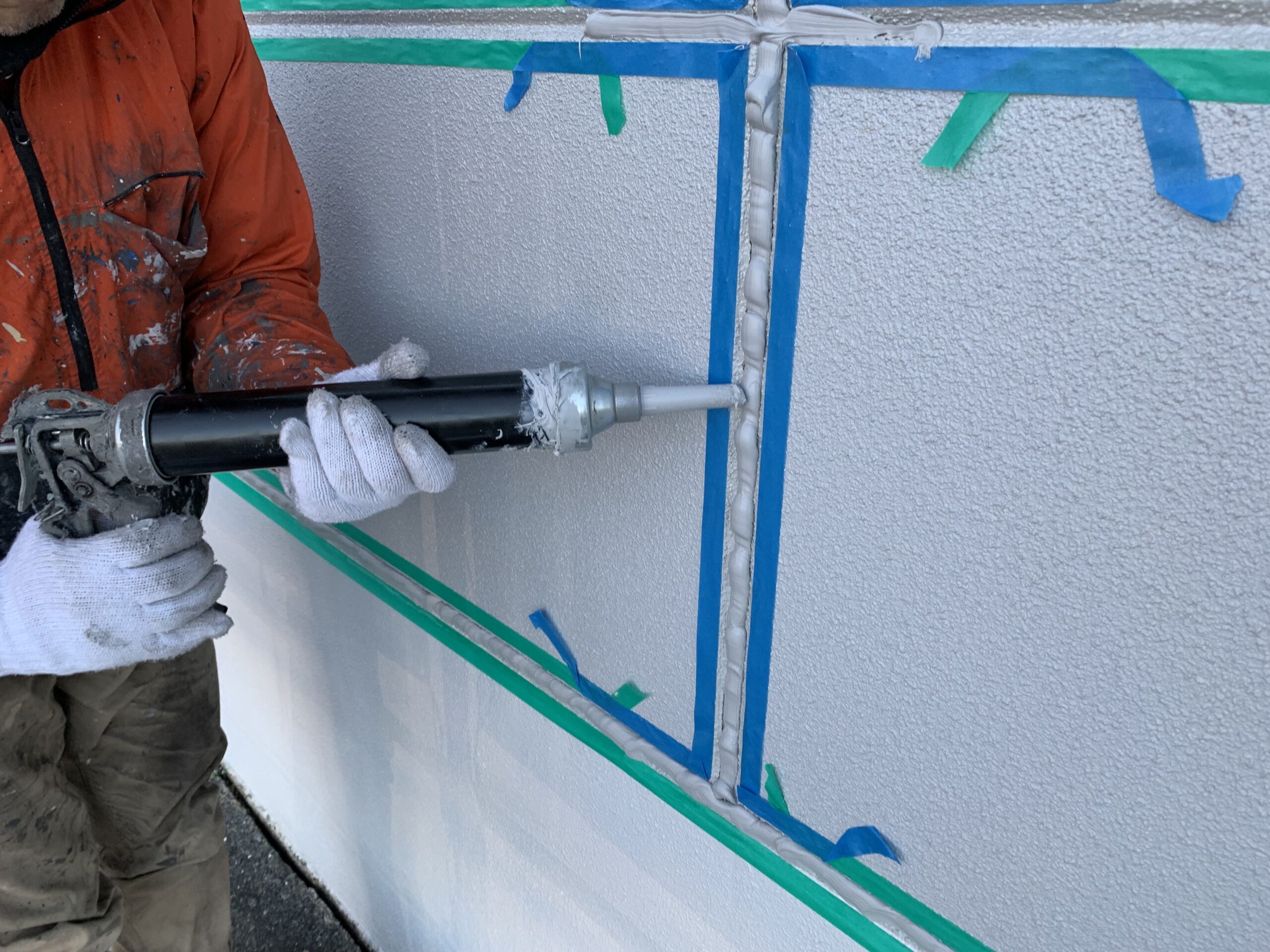 シーリングを打設している写真