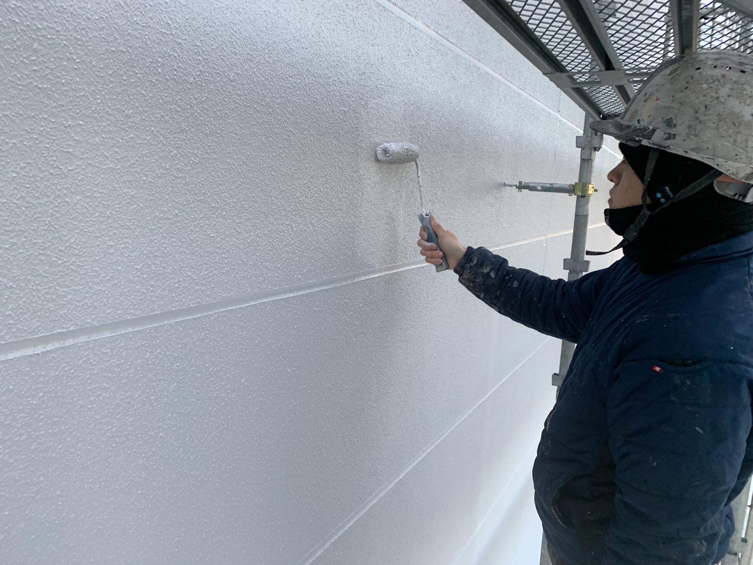 外壁の上塗り２回目を塗っている写真