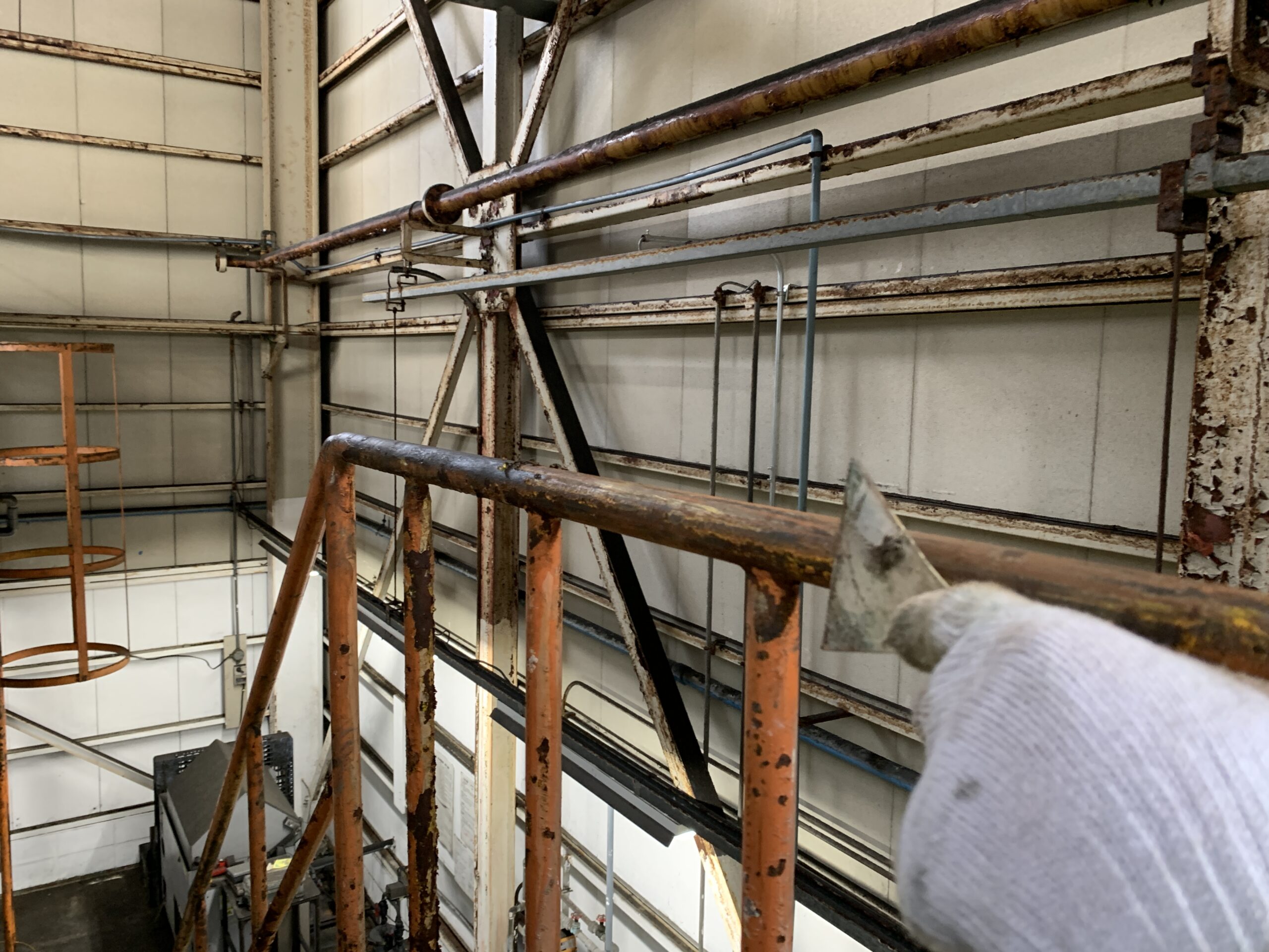 鉄部のケレンしている写真