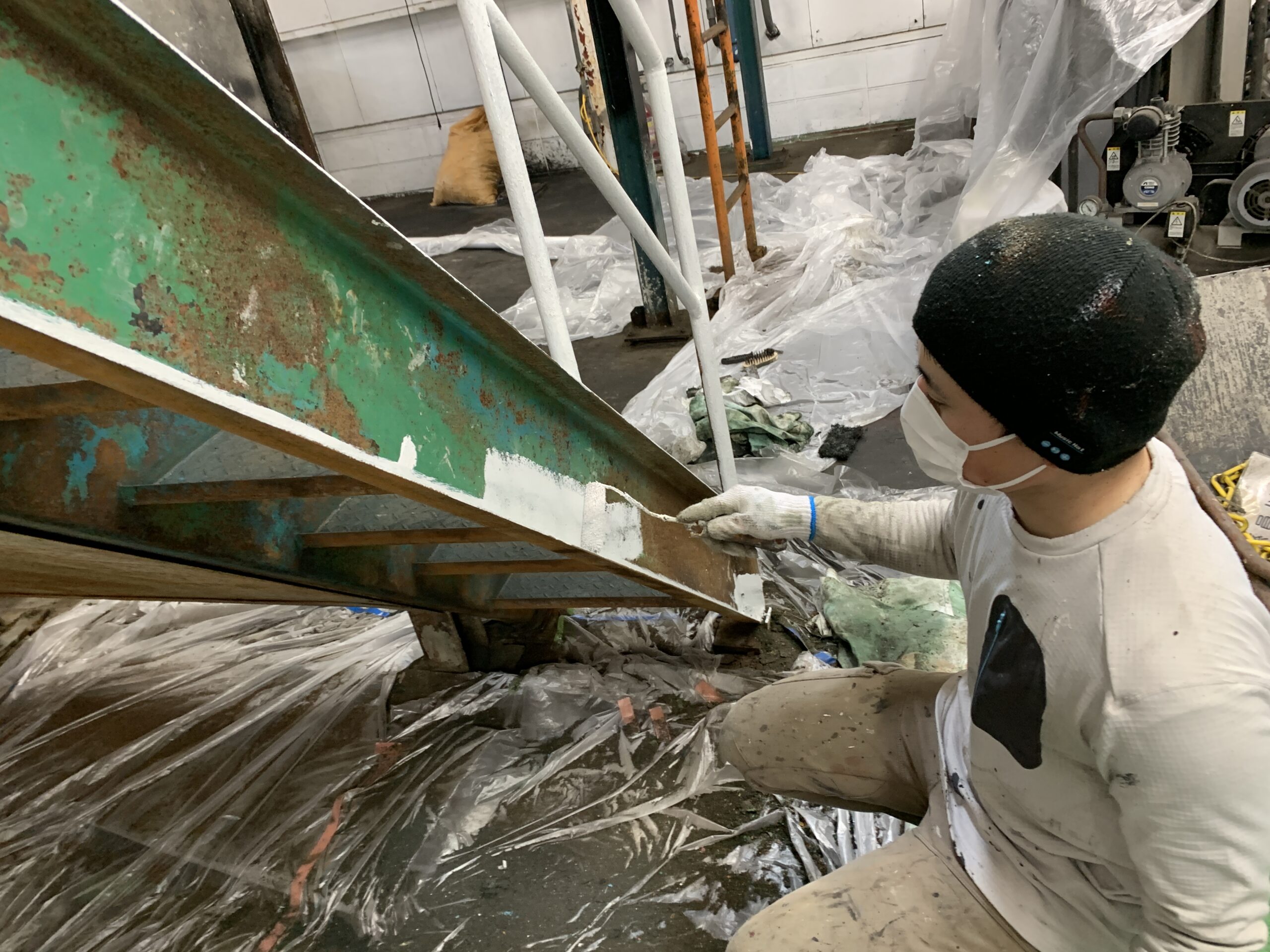 鉄部の下塗りをしている写真