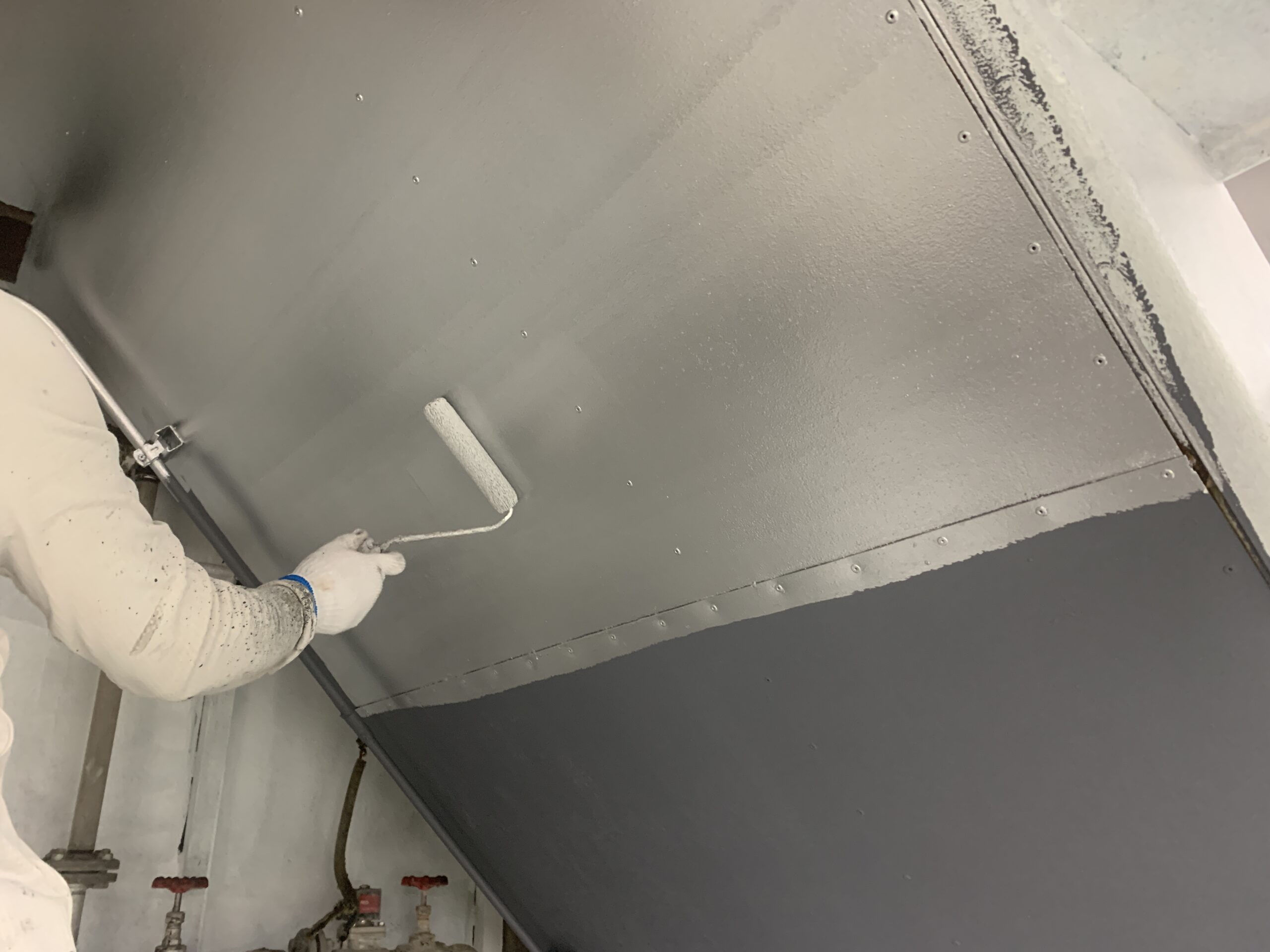 鉄部の上塗り１回目を塗っている写真