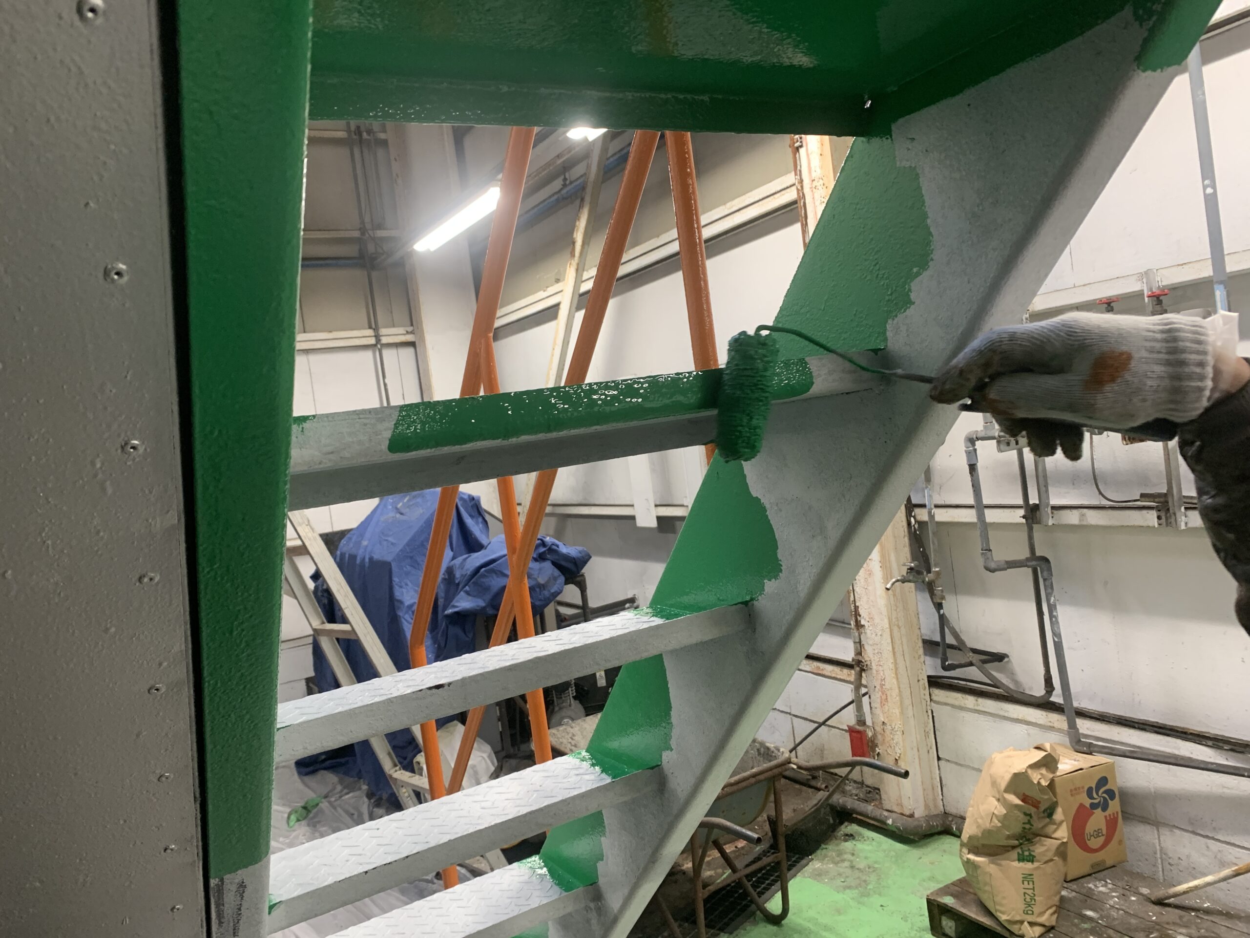 鉄部の上塗り１回目を塗っている写真