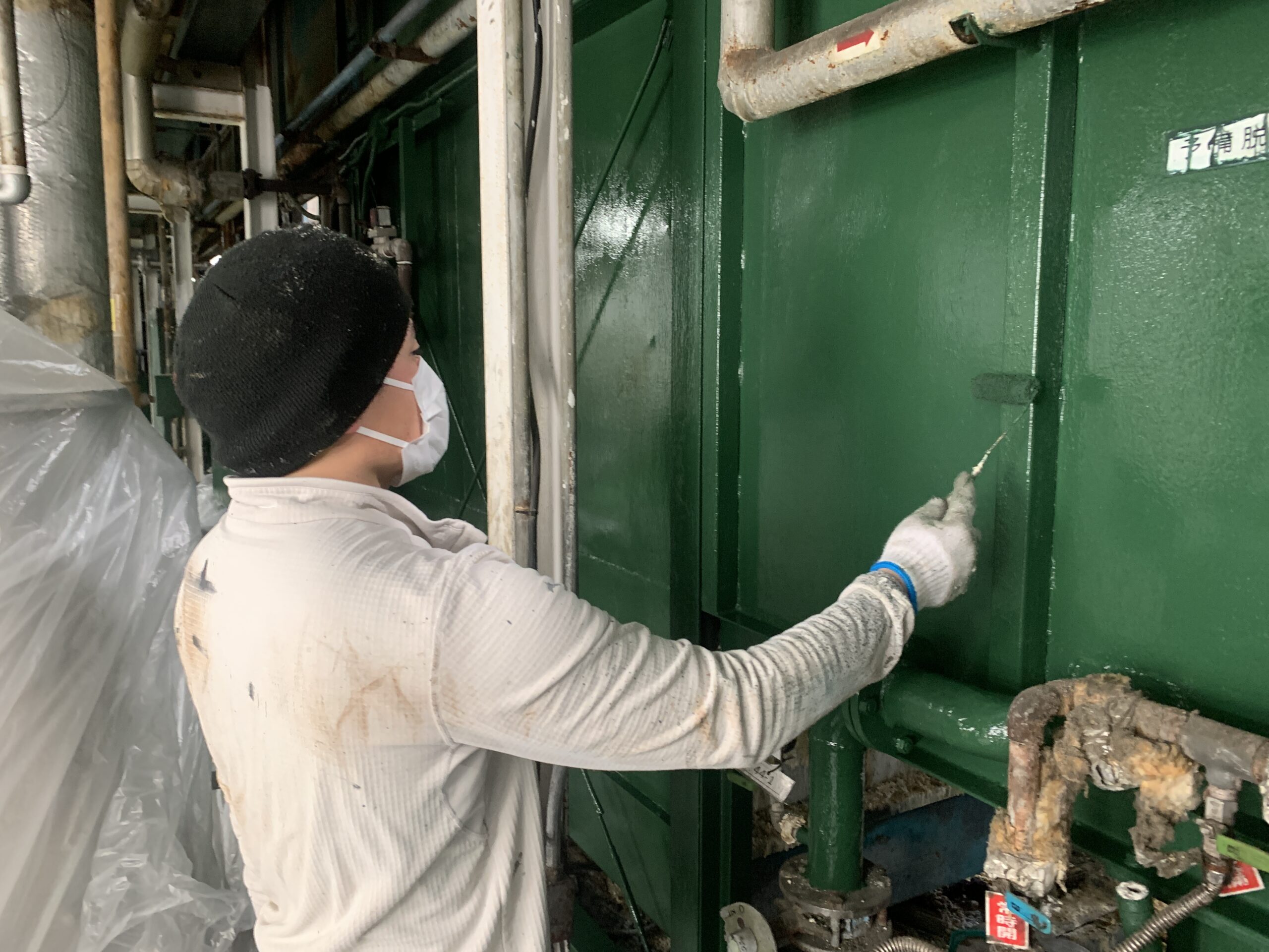 鉄部の上塗り２回目を塗っている写真