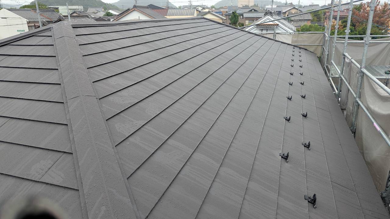 屋根材を取り付けている写真